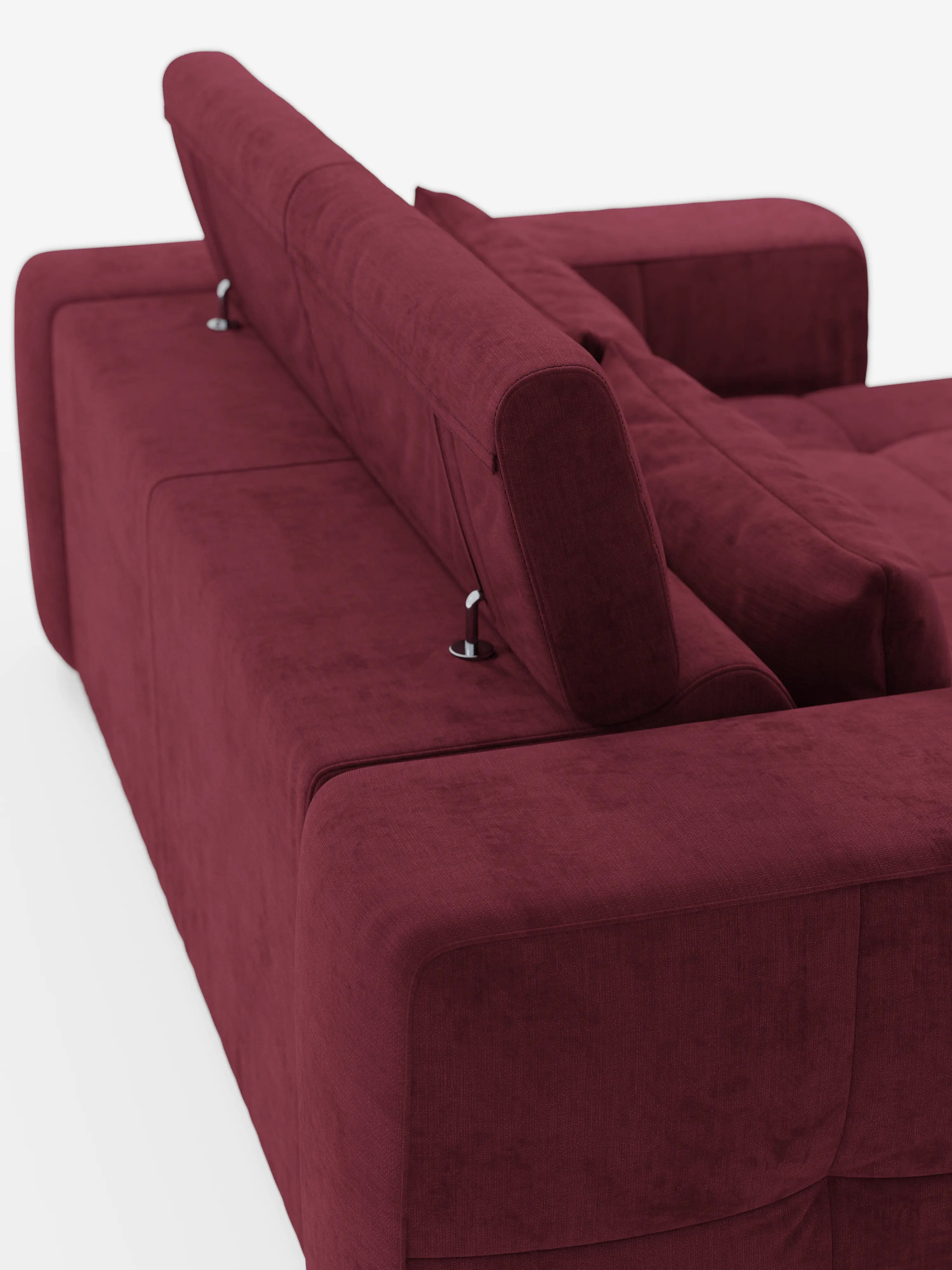 Il lussuoso e moderno divano Monarch color bordeaux con funzione relax elettrica per l’allungamento delle sedute e poggiatesta reclinabile, rivestito in morbido tessuto smacchiabile T31 di Divani.Store, è ripreso di spalle da un’angolazione obliqua su uno sfondo bianco. Questo divano contemporaneo presenta braccioli spessi e morbidi e un tessuto dalla trama liscia e vellutata, facile da pulire, con linee squadrate e pulite e meccanismi di regolazione in metallo a vista.