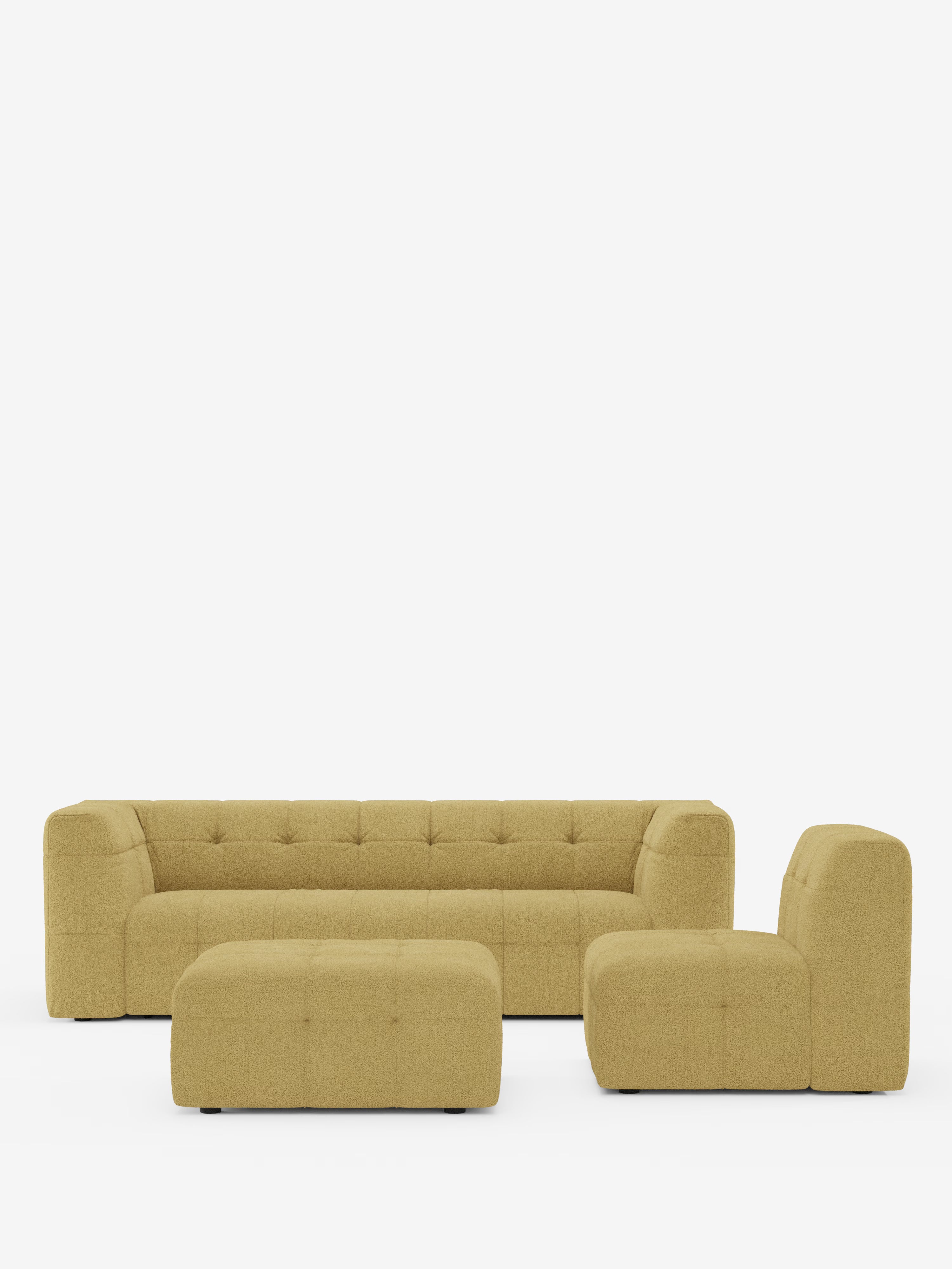 Un set di divani contemporaneo e modulare di Divani.Store, il “Mosaic divano angolare componibile e modulare in bouclé: capitonné e design in tessuto smacchiabile T21”, presenta un rivestimento in bouclé giallo chiaro e comprende un divano a tre posti, una poltrona singola e un ampio pouf. Ogni elemento presenta bordi delicatamente arrotondati ed eleganti dettagli capitonné, il tutto su uno sfondo bianco a tinta unita.