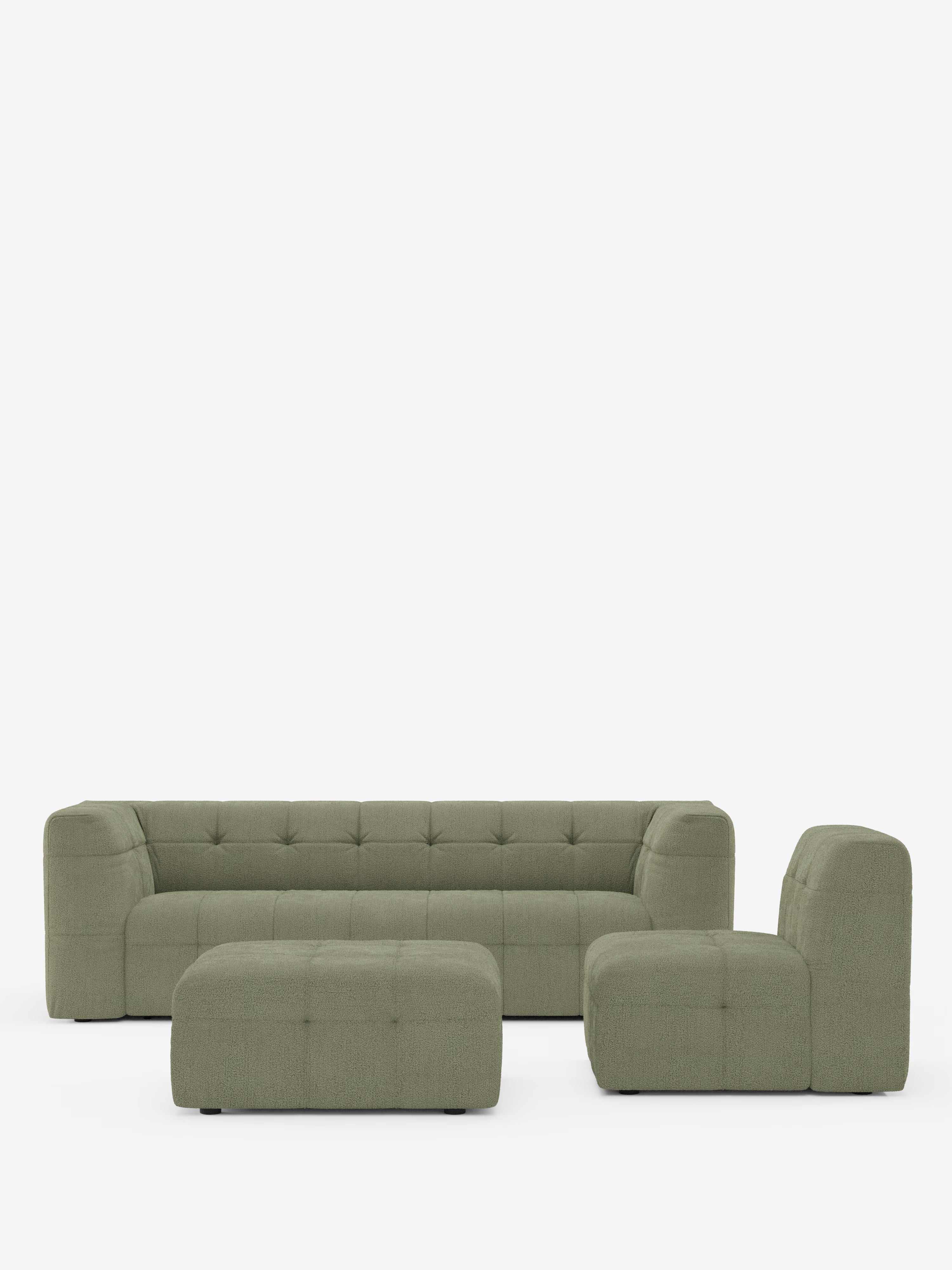 Aggiungi comfort e stile a qualsiasi soggiorno moderno con Mosaic, il divano angolare componibile e modulare in bouclé di Divani.Store. Questo elegante set color salvia, dal design basso e squadrato, comprende un divano a tre posti, una poltrona senza braccioli e un pouf coordinato. Tutti gli elementi sono dotati di cuscini capitonné realizzati in tessuto smacchiabile T21 e sono presentati su uno sfondo bianco semplice.