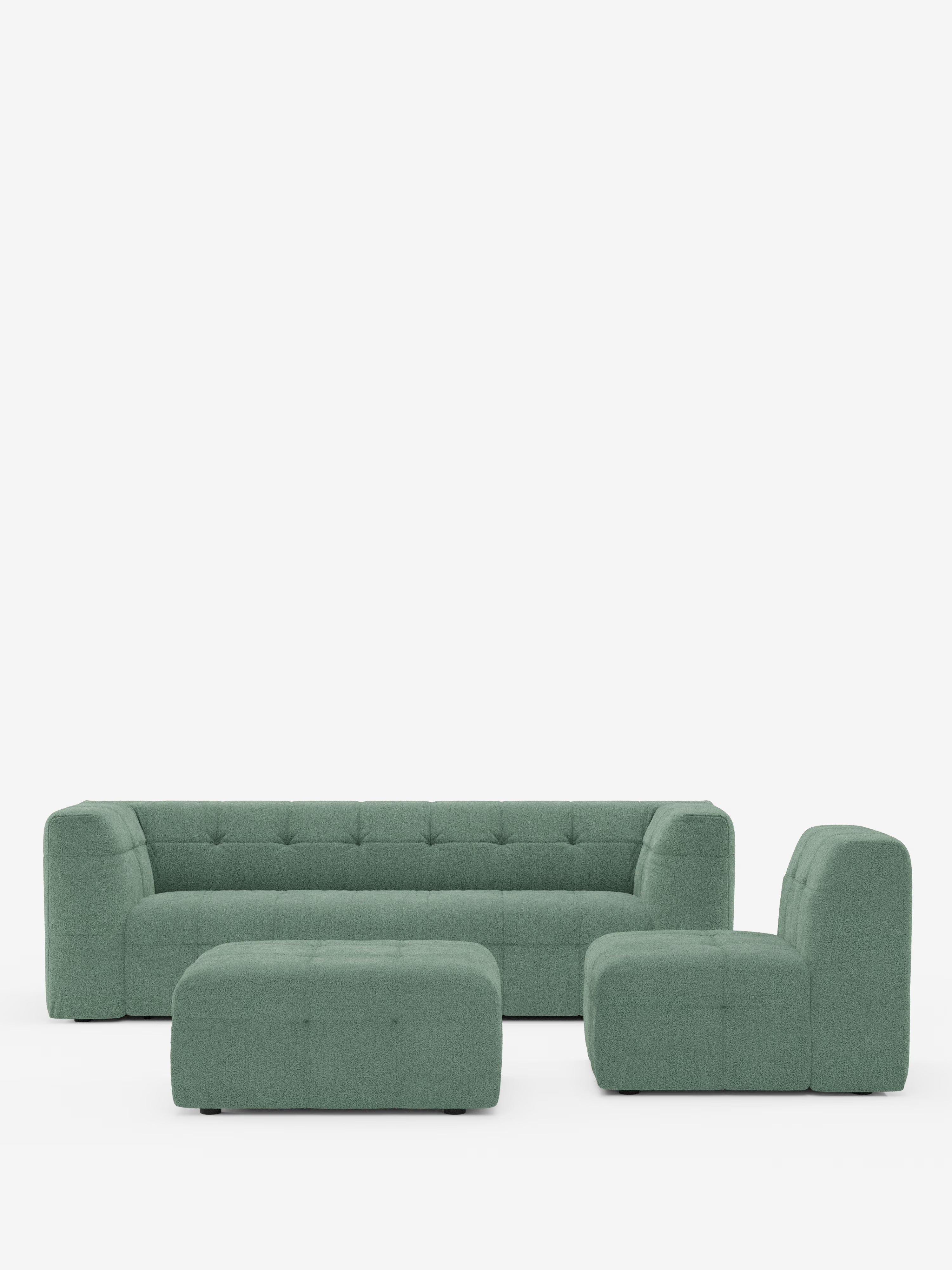 Un divano angolare componibile e modulare Mosaic in bouclé, in una tonalità verde salvia contemporanea: capitonné e design in tessuto antimacchia T21 di Divani.Il set, composto da una spaziosa chaise longue, un modulo singolo senza braccioli e un grande pouf rettangolare — tutti elegantemente rivestiti in tessuto bouclé antimacchia — è esposto su uno sfondo bianco a tinta unita.