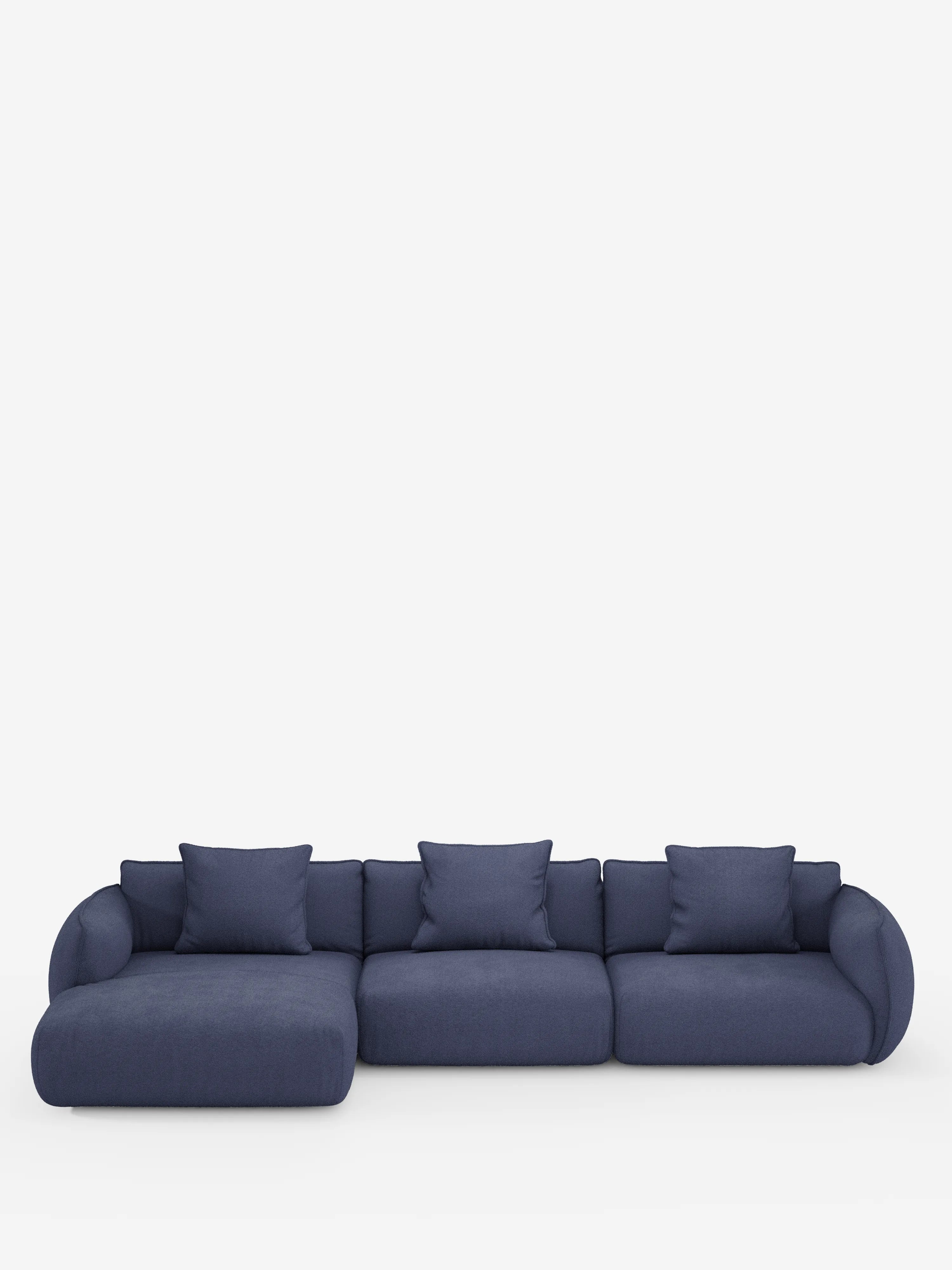Il divano angolare contemporaneo Nimbus con penisola componibile in morbido tessuto effetto cotone smacchiabile T33 di Divani.Store è presentato in una tonalità di blu intenso, con tre posti a sedere e una chaise longue estesa sul lato sinistro. Questo moderno divano componibile presenta braccioli arrotondati, cuscini morbidi ed è corredato da cinque cuscini quadrati coordinati. Il divano è esposto su uno sfondo bianco a tinta unita.