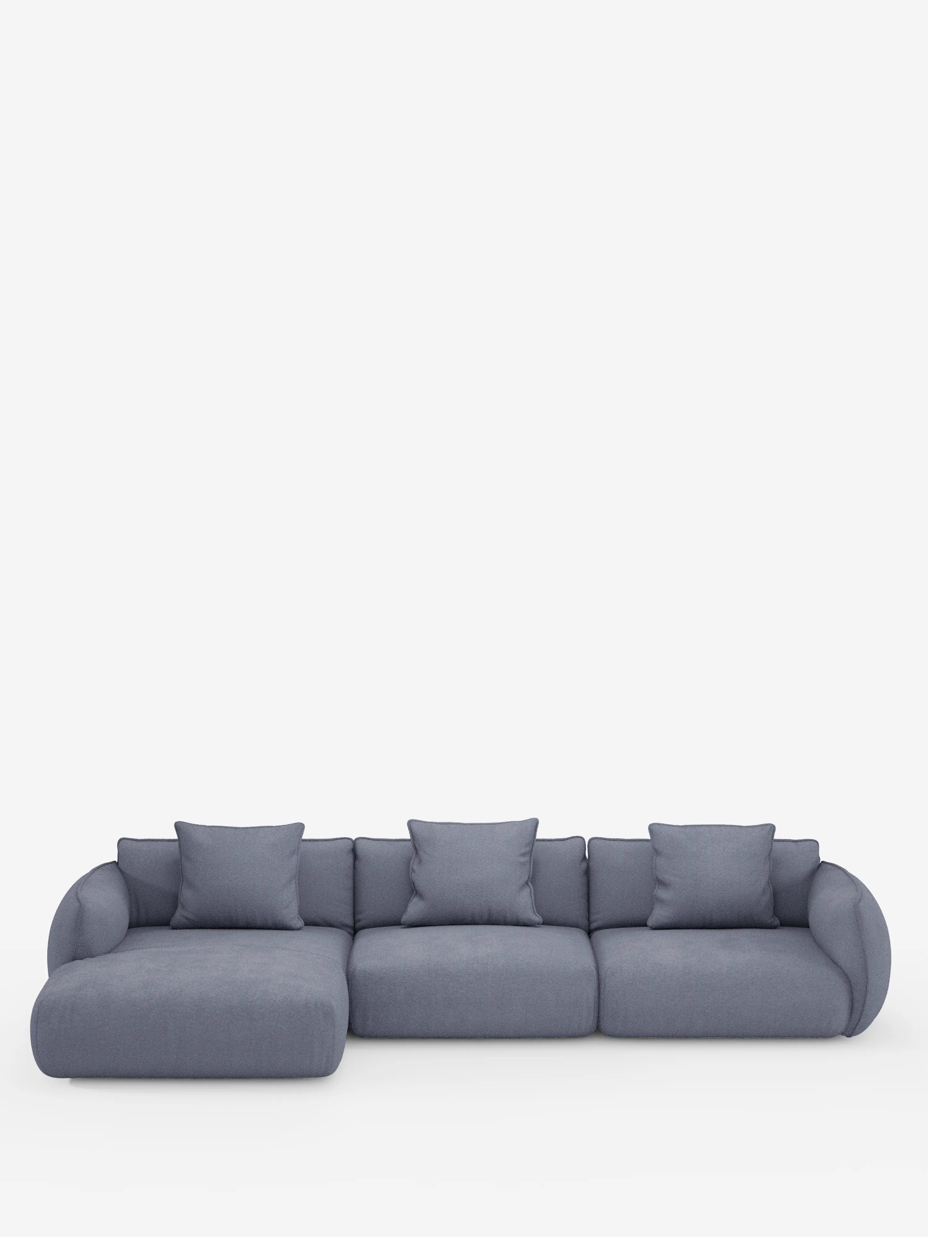 Un divano angolare contemporaneo a tre posti della linea Nimbus con penisola componibile, realizzato in morbido tessuto effetto cotone lavabile T33 di Divani.Store, presentato in una tonalità di blu tenue con braccioli leggermente arrotondati alle estremità, morbidi cuscini di seduta e cinque cuscini quadrati coordinati. Sullo sfondo bianco a tinta unita, il design minimalista del divano risalta ancora di più.