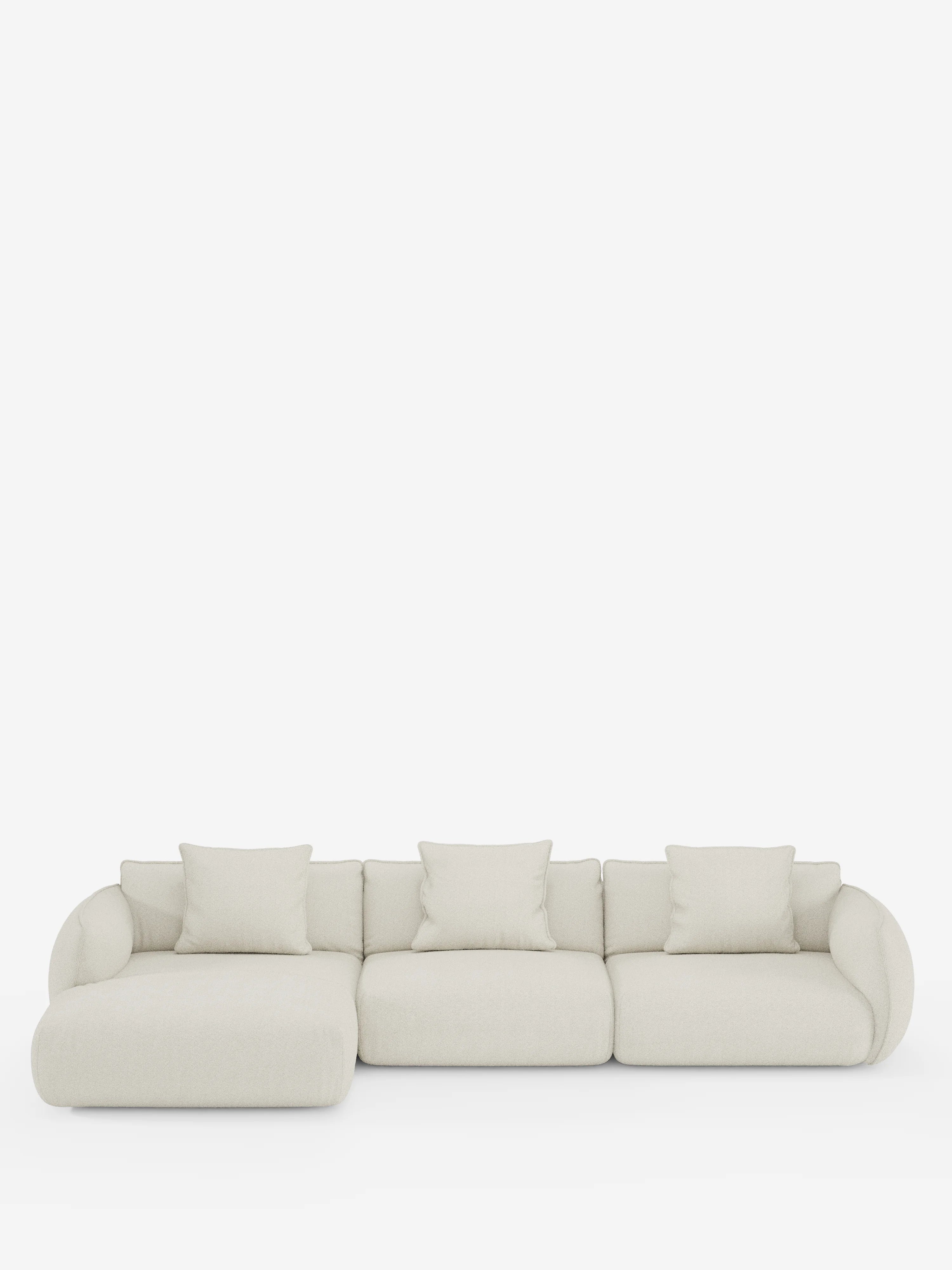 Un divano angolare contemporaneo Nimbus con penisola componibile di Divani.Store, rivestito in tessuto T33 effetto cotone bianco sporco e resistente alle macchie, caratterizzato da tre sezioni modulari di seduta, braccioli bassi e arrotondati, morbidi cuscini e quattro cuscini decorativi quadrati — il tutto presentato su uno sfondo bianco a tinta unita.