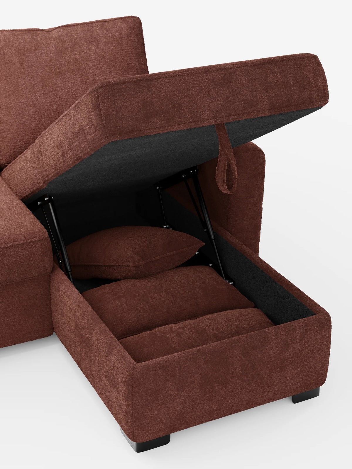 Il divano letto Ottaviano con elemento estraibile – penisola reversibile e contenitore in tessuto materico smacchiabile – è un divano componibile in tessuto marrone con la chaise longue a contenitore sollevabile che rivela un vano capiente con due cuscini e cerniere in metallo nero.