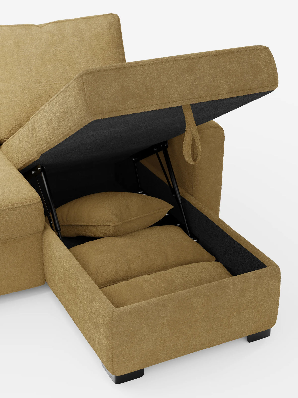 Un divano letto Ottaviano color senape con letto estraibile, penisola reversibile e contenitore in tessuto materico smacchiabile, con la chaise longue sollevata per rivelare un vano contenitore che ospita due cuscini.