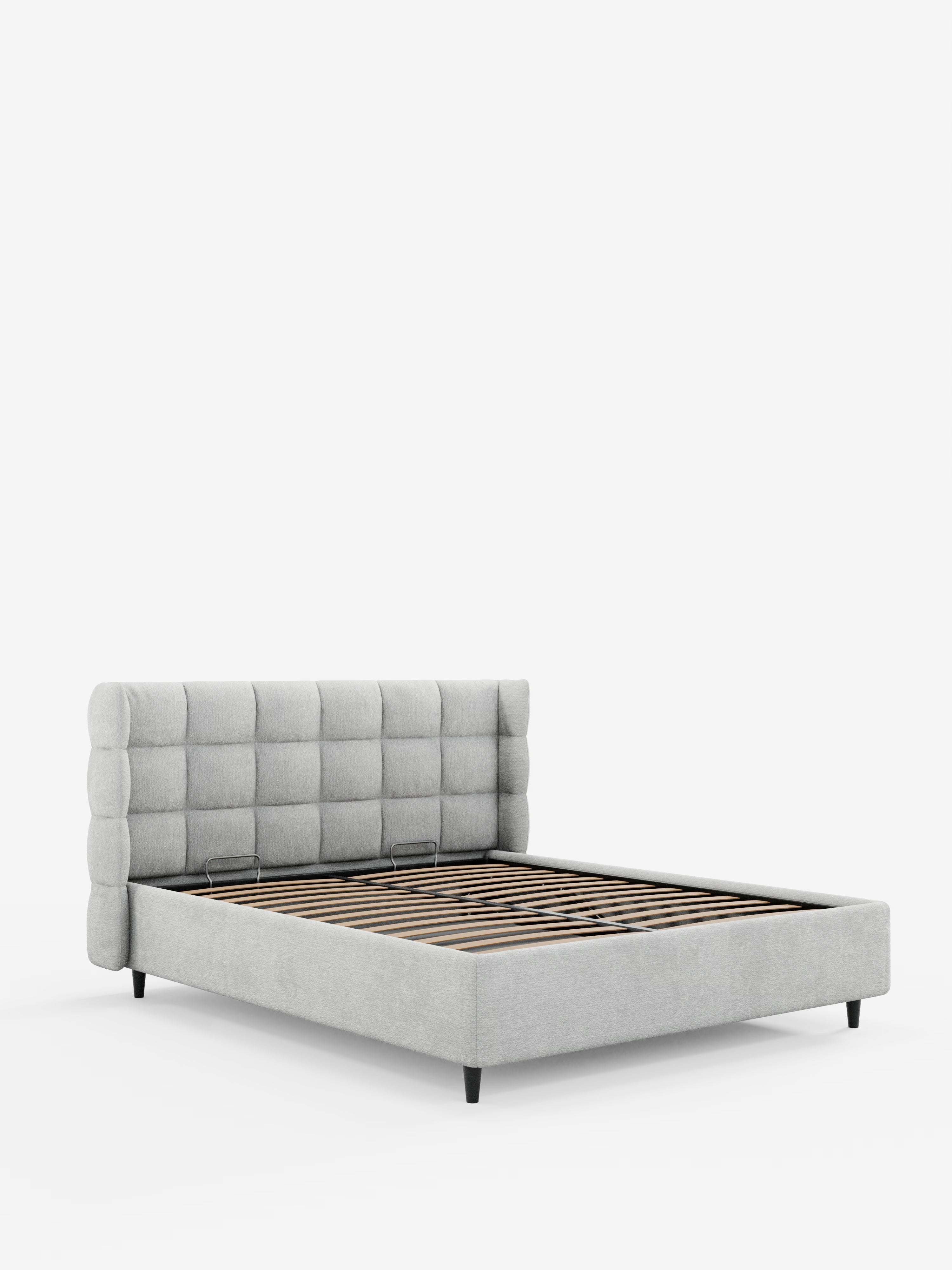 Scopri lo stile contemporaneo con il letto imbottito RAGNAR con contenitore e testiera capitonné avvolgente di Letti.store. Questo letto queen-size presenta un’elegante testiera imbottita in grigio chiaro, certificata Oeko-Tex®, e una struttura dal caratteristico design capitonné. La robusta base è dotata di gambe corte nere e doghe in legno a vista per il sostegno del materasso. Fotografato su uno sfondo bianco a tinta unita.