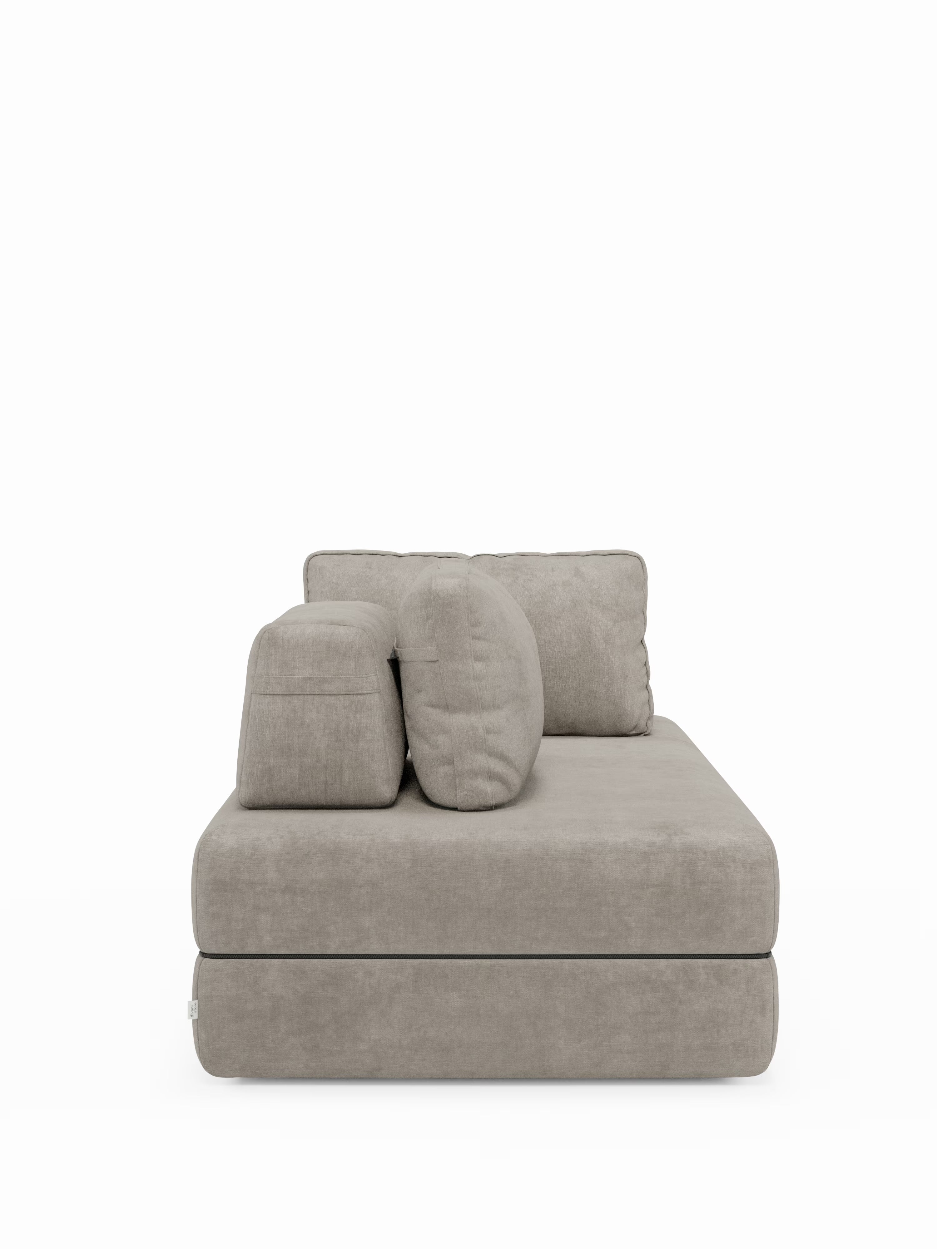 Un lussuoso divano letto matrimoniale Rift di colore grigio chiaro di Divani.Store, dotato di una sezione chaise longue, due cuscini di seduta e due schienali mobili. Questo moderno divano letto presenta una morbida trama simile alla pelle scamosciata ed è dotato di un materasso in memory foam T31 alto 22 cm, ideale per rilassarsi o ospitare gli ospiti per la notte. Immagine raffigurata su uno sfondo bianco a tinta unita.