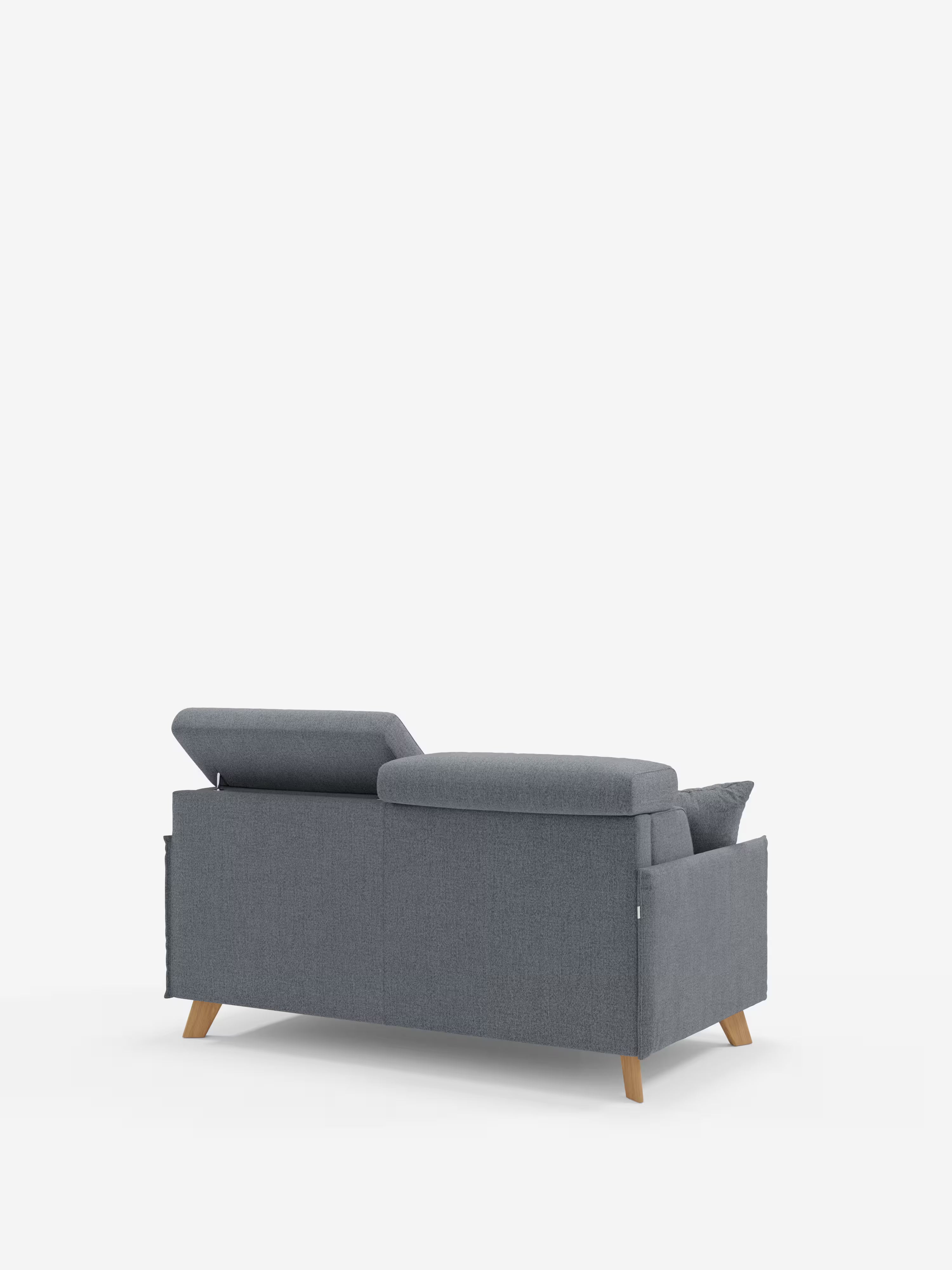 Un divano letto matrimoniale Sole dal design compatto, realizzato in tessuto grigio contemporaneo da Divani.Store, caratterizzato da due poggiatesta reclinabili, gambe angolate in legno e linee eleganti, è esposto su uno sfondo bianco a tinta unita. Il divano letto, rivestito in tessuto T23 rimovibile al 100% e resistente alle macchie, è ripreso da dietro e leggermente di lato.