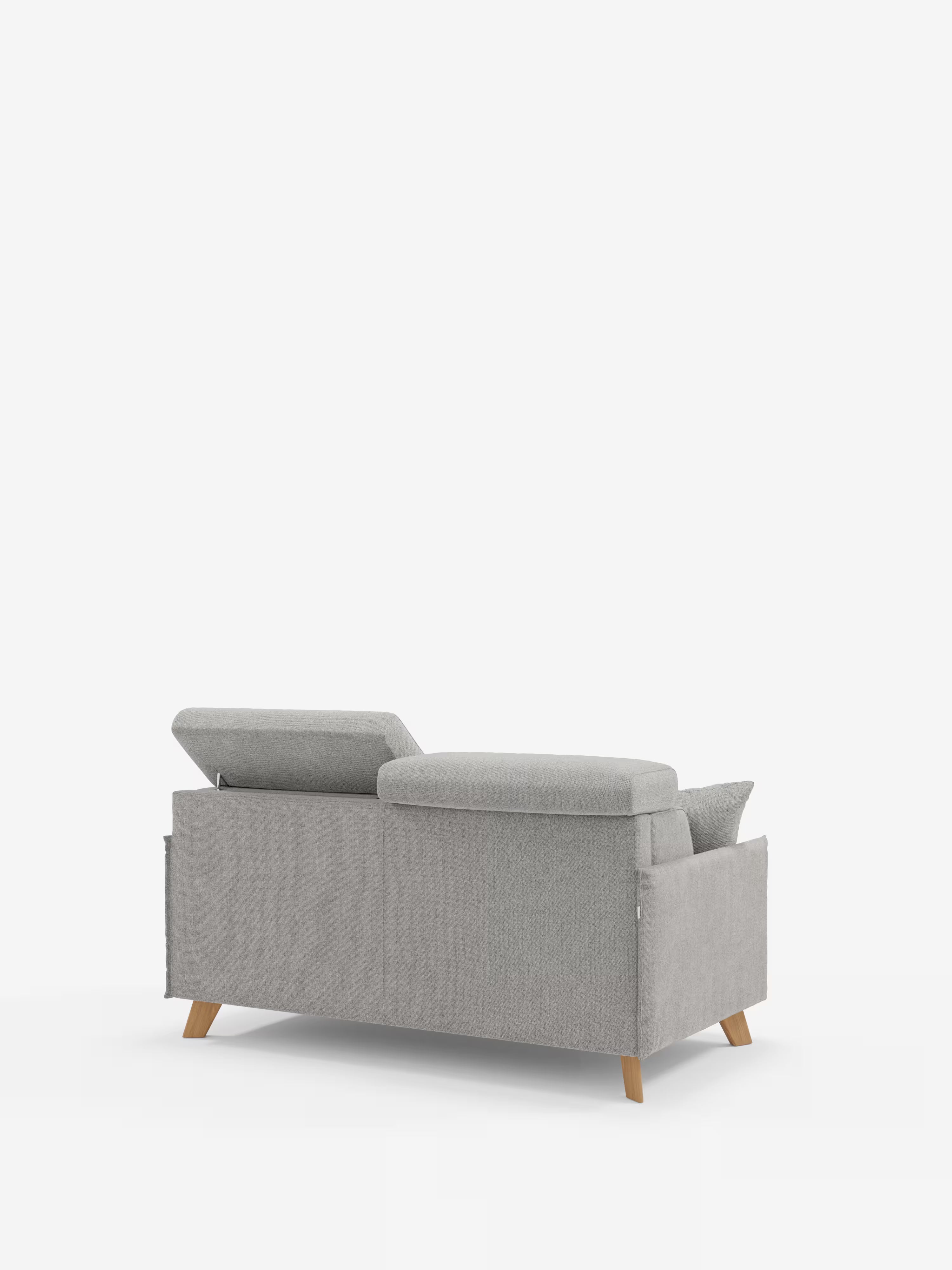 Il divano letto matrimoniale Sole, dal design compatto, di Divani.Store, rivestito in tessuto grigio chiaro, è ripreso di profilo dal retro. Dotato di gambe in legno chiaro, uno degli schienali è in posizione verticale mentre l’altro è inclinato all’indietro per mettere in risalto i poggiatesta regolabili e reclinabili. Il rivestimento in tessuto T23, rimovibile al 100% e resistente alle macchie, risalta su uno sfondo bianco a tinta unita.
