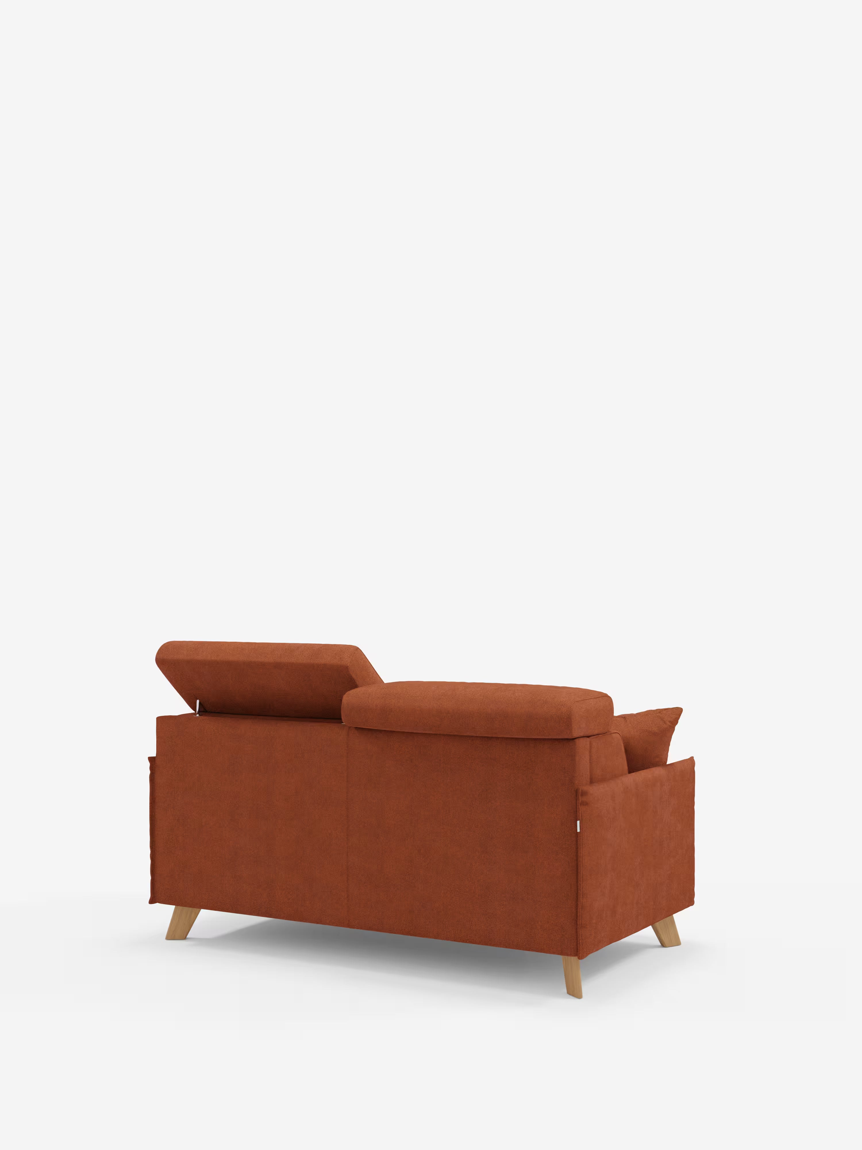Un "Sole divano letto matrimoniale" contemporaneo color arancio bruciato di Divani.Store, caratterizzato da due poggiatesta reclinabili, gambe sottili in legno e un design compatto e squadrato in tessuto T23 di facile pulizia, è esposto su uno sfondo bianco a tinta unita. Visto da dietro e leggermente di lato, incarna alla perfezione il design scandinavo: l’ideale per chi è alla ricerca di un divano letto compatto, elegante e funzionale, con rivestimenti rimovibili al 100%.
