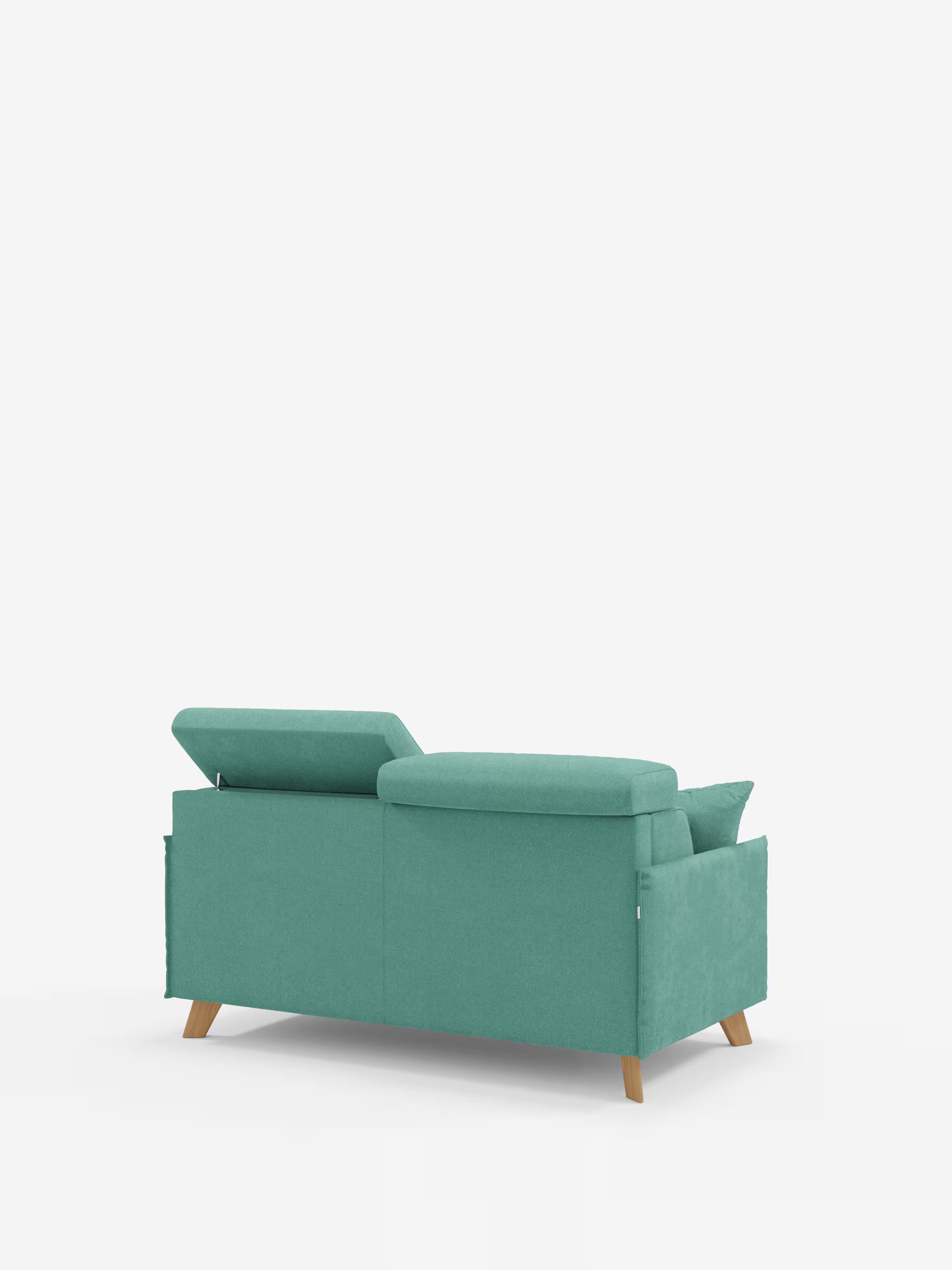 Un divano letto matrimoniale Sole dalle dimensioni compatte di Divani.Store, dotato di poggiatesta reclinabili e rivestimento in tessuto T23 completamente sfoderabile e antimacchia, poggia su quattro gambe in legno chiaro. Ripreso di profilo dal retro su uno sfondo bianco a tinta unita, questo divano in stile scandinavo coniuga perfettamente l’eleganza moderna con il design funzionale.