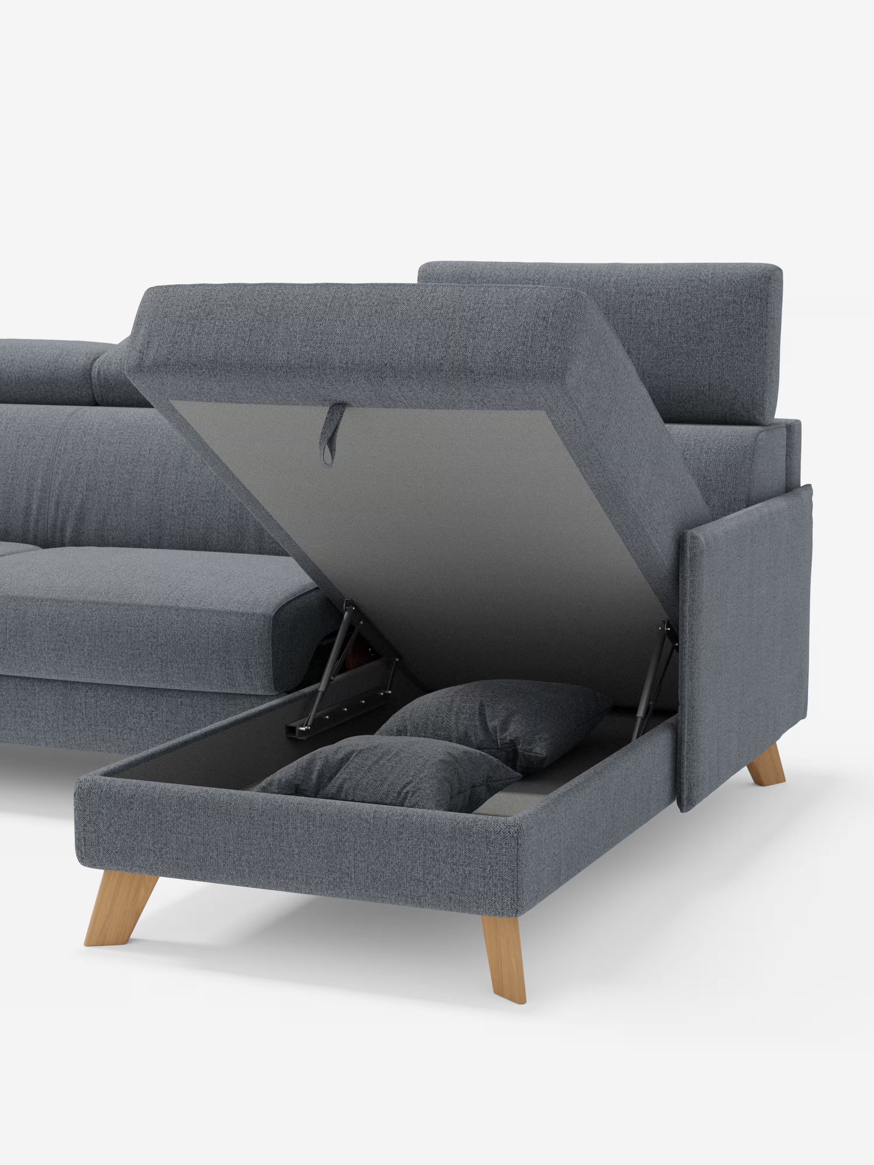Viene presentato il divano letto matrimoniale angolare “Sole” di Divani.Store, caratterizzato da un tessuto grigio contemporaneo resistente alle macchie (T23) e da gambe in legno chiaro, che richiamano uno stile scandinavo. La sua sezione integrata a penisola contenitore presenta la seduta sollevata per rivelare uno spazio nascosto che ospita due cuscini grigi. Il divano è posizionato su uno sfondo bianco a tinta unita e i poggiatesta reclinabili regolabili aggiungono versatilità al design.