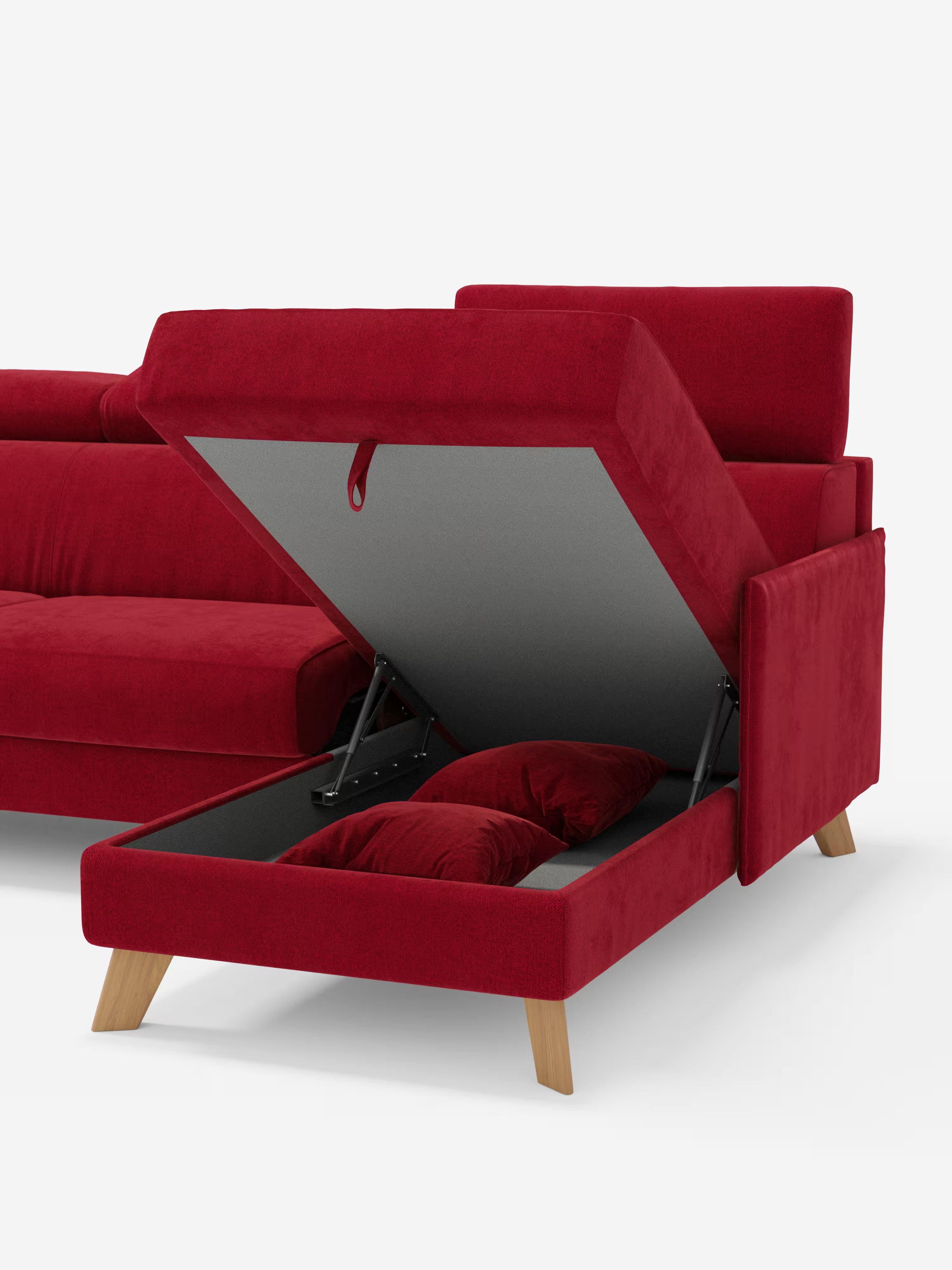 Il divano letto matrimoniale angolare Sole di Divani.Store è presentato in un rosso vivace e presenta una chaise longue contenitore (penisola contenitore) che, una volta aperta, rivela al suo interno due cuscini rossi abbinati. Il design moderno con gambe in legno e stile scandinavo minimalista risalta su uno sfondo bianco a tinta unita, mentre i poggiatesta reclinabili del divano sono rivestiti in tessuto T23 facile da pulire.