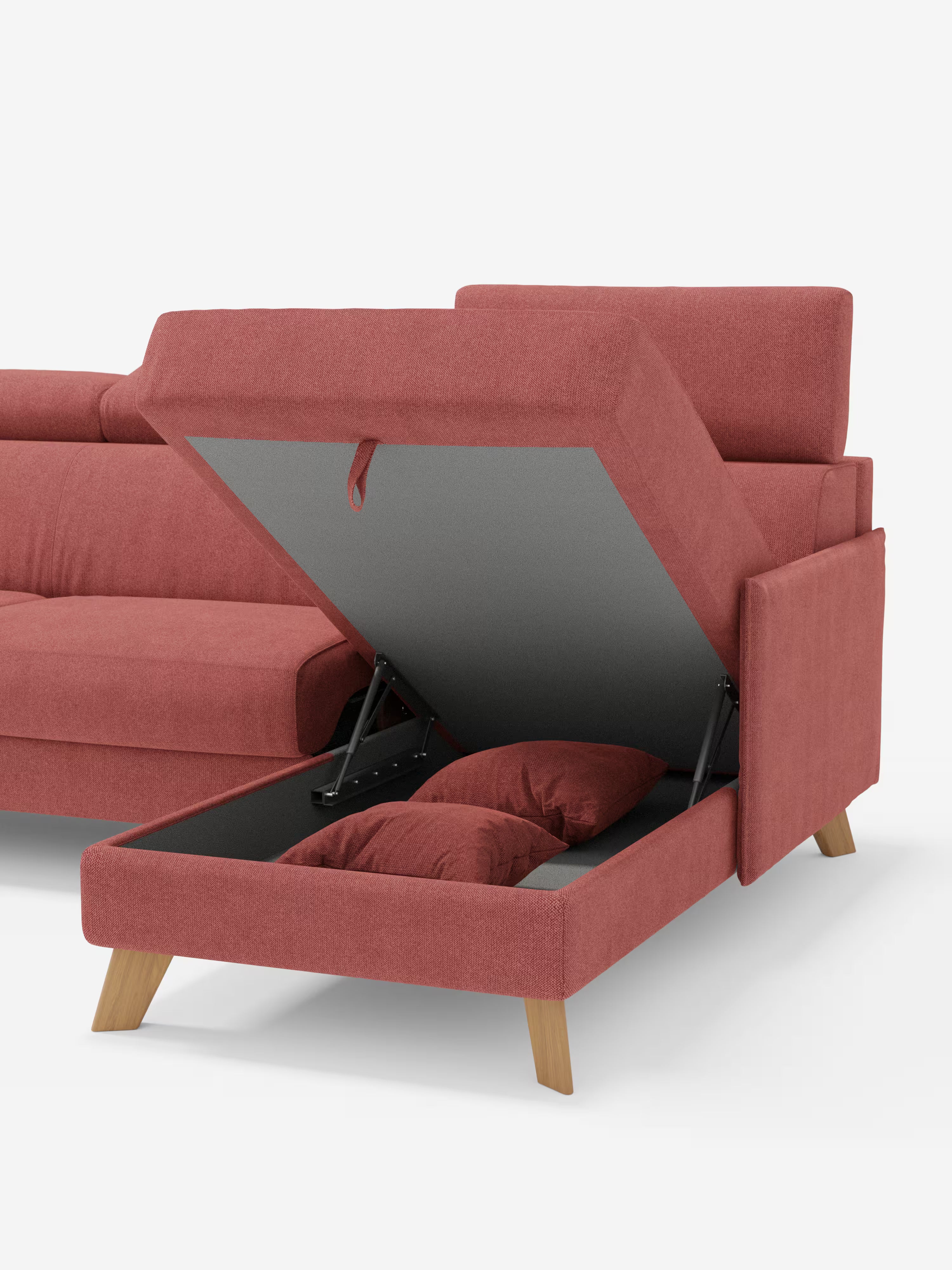 Sole, divano letto matrimoniale angolare con penisola contenitore e poggiatesta reclinabili di Divani.Store, realizzato in stile scandinavo con rivestimento in tessuto rosso antimacchia T23. Questo divano è dotato di gambe in legno e di un vano portaoggetti aperto sotto la seduta — accessibile sollevando la seduta grazie a supporti incernierati in tessuto — che ospita al suo interno due cuscini rossi abbinati. L'elegante semplicità si coniuga con la praticità, il tutto su uno sfondo bianco a tinta unita.