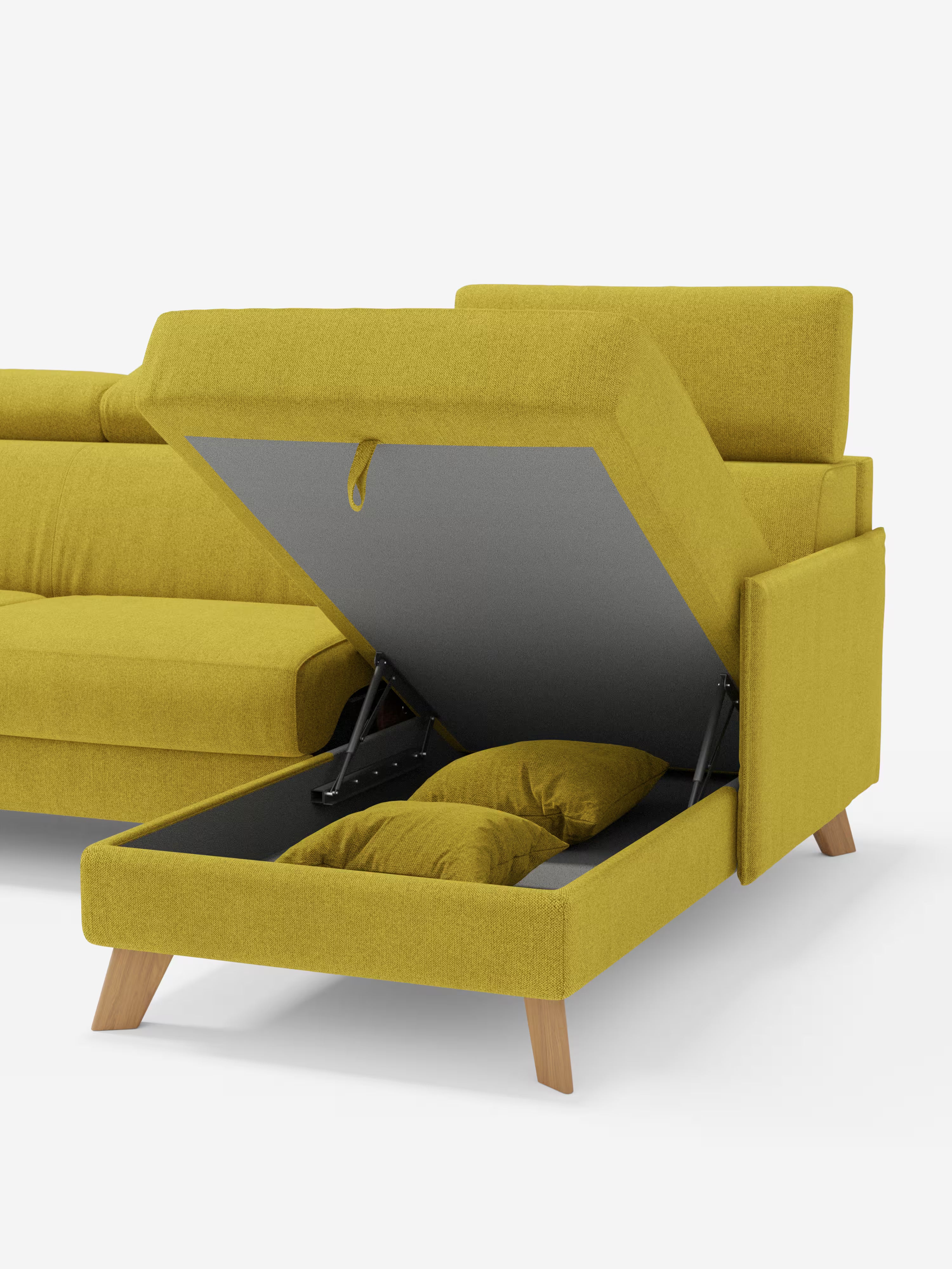 Il divano letto matrimoniale angolare Sole con penisola contenitore e poggiatesta reclinabili di Divani.Store, rivestito in tessuto giallo T23 facile da pulire, presenta moderne gambe in legno e un design scandinavo. Una delle sezioni si solleva, rivelando un vano contenitore nascosto (penisola contenitore) con all’interno due cuscini gialli abbinati. Il divano letto è esposto su uno sfondo bianco.