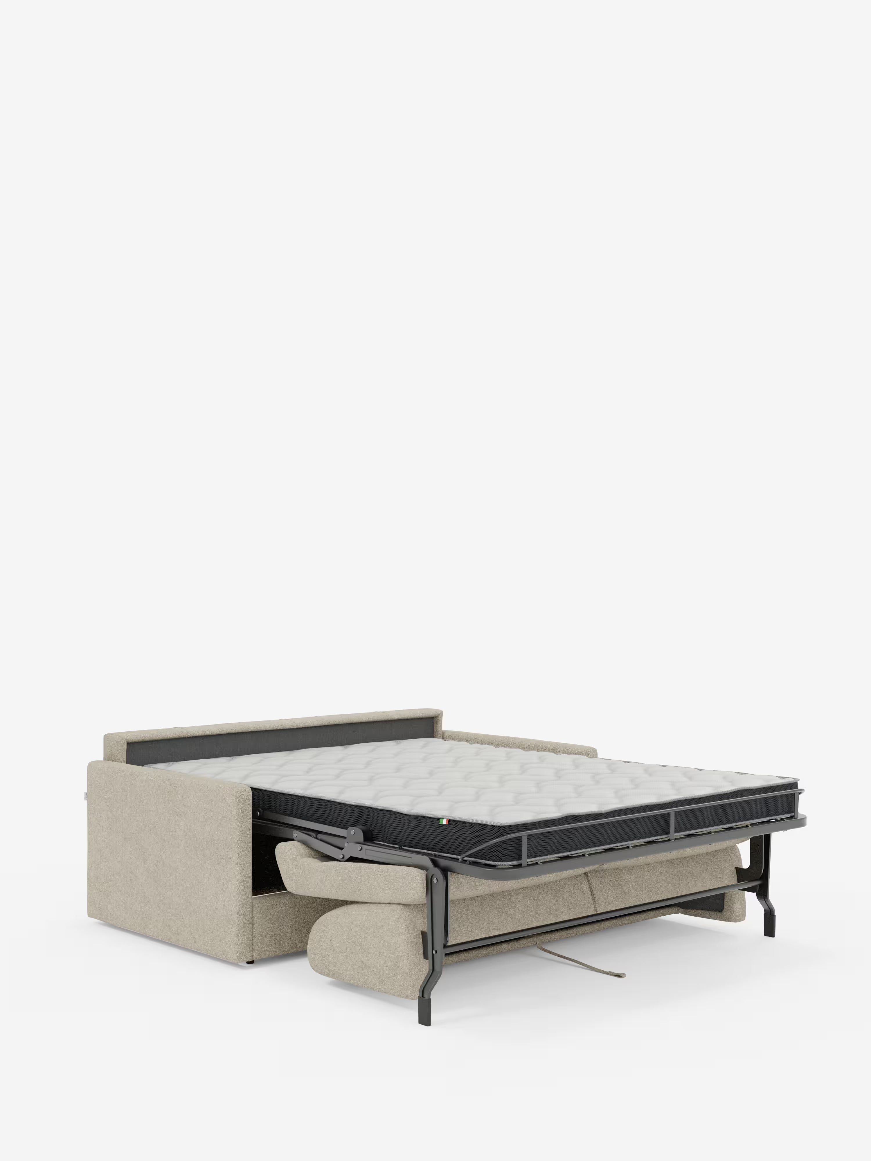 Il divano letto Tommy Divano a 2 e 3 posti matrimoniale di Divani.Store è esposto in versione aperta, mostrando un materasso queen-size con superficie trapuntata e capitonata. Rivestito in beige chiaro, il divano è dotato di un rivestimento completamente sfoderabile in tessuto T33, un misto cotone resistente alle macchie. La struttura dalle linee pulite e le corte gambe nere completano il design minimalista, il tutto su uno sfondo bianco a tinta unita.