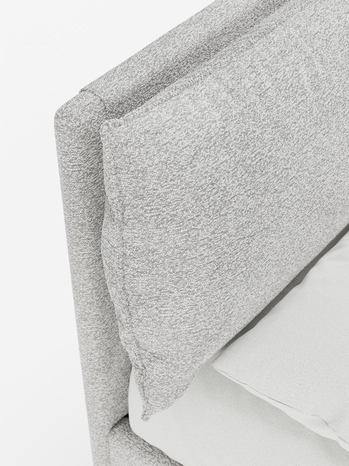 Primo piano del letto imbottito ZAYRON con contenitore e morbidi cuscini regolabili di Letti.store, realizzato in tessuto grigio chiaro certificato Oeko-Tex® con una finitura morbida e testurizzata. La struttura del letto, moderna e minimalista, comprende una testiera imbottita e cuscini regolabili; il letto è rifatto con cura con biancheria da letto chiara.