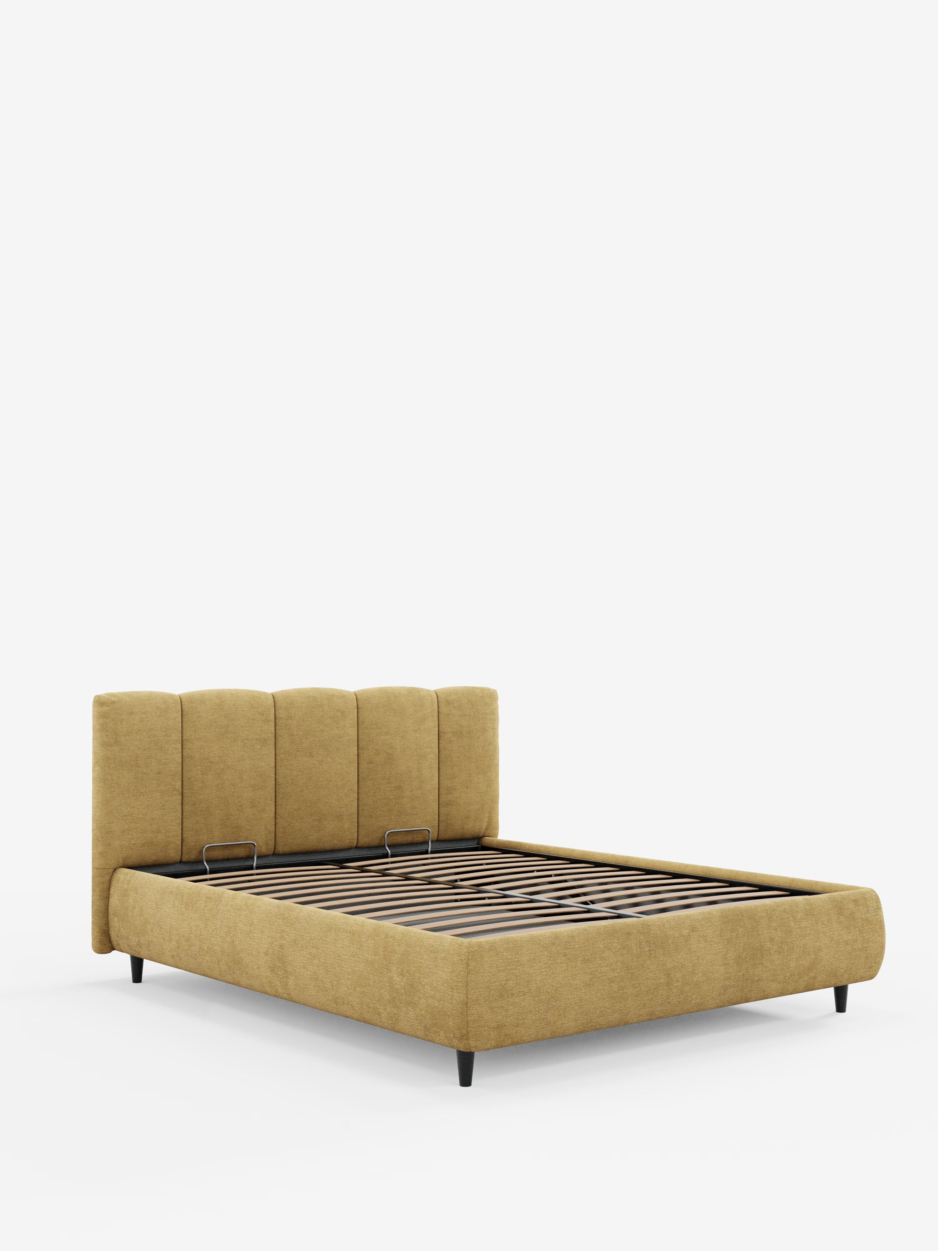 Un letto a piattaforma imbottito ARKAM in stile contemporaneo di Letti.store, caratterizzato da un tessuto giallo senape certificato Oeko-Tex®, una testiera imbottita alta con cuciture verticali, robuste doghe in legno e gambe angolate nere, è esposto su uno sfondo bianco a tinta unita. Il materasso e la biancheria da letto non sono inclusi.