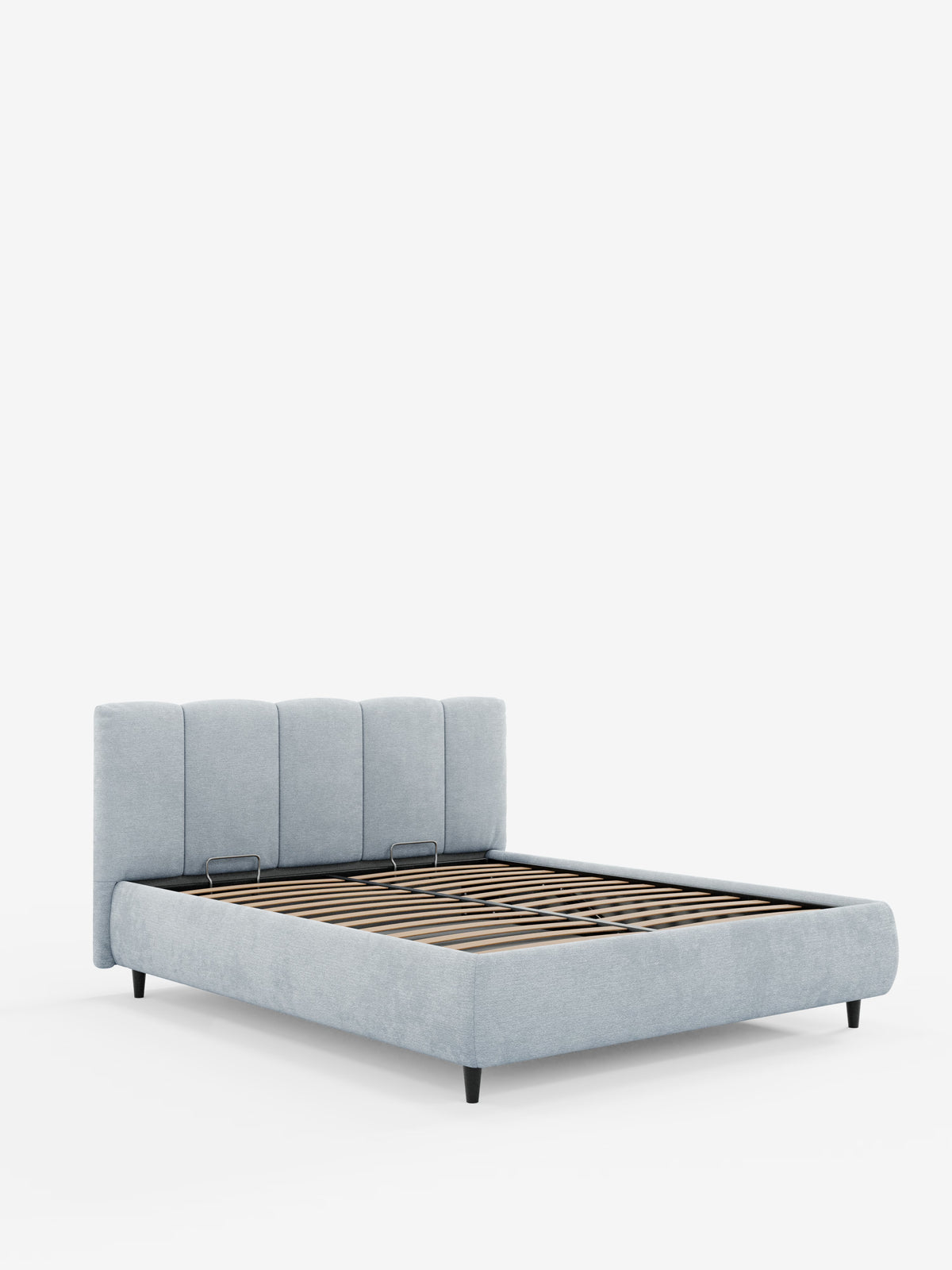 Il letto imbottito ARKAM di Letti.store è caratterizzato da un tessuto azzurro certificato Oeko-Tex® e da una testiera imbottita con cuciture verticali. Questo moderno letto è dotato di un ampio vano contenitore, robuste doghe in legno, gambe corte nere e presenta un elegante design shabby chic. È esposto su uno sfondo bianco a tinta unita.