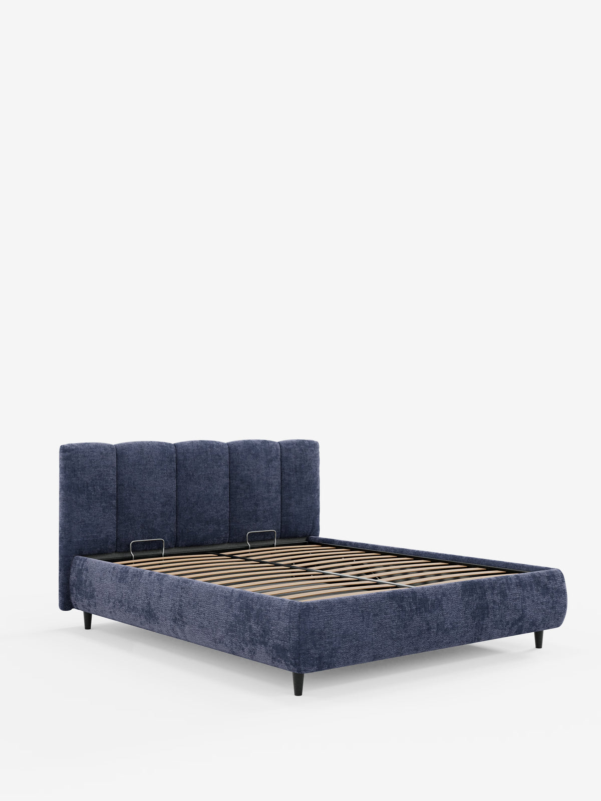 Vi presentiamo il letto imbottito ARKAM con contenitore e testiera a pannelli verticali di Letti.store: un letto moderno caratterizzato da una testiera imbottita in tessuto blu navy, morbida e dalla trama ricca, e da una base in tessuto certificato Oeko-Tex®. La testiera imbottita presenta un’elegante lavorazione a pannelli verticali, completata da robuste gambe corte nere e da doghe in legno che garantiscono un ottimo sostegno. Mostrato senza materasso né biancheria da letto, il letto risalta