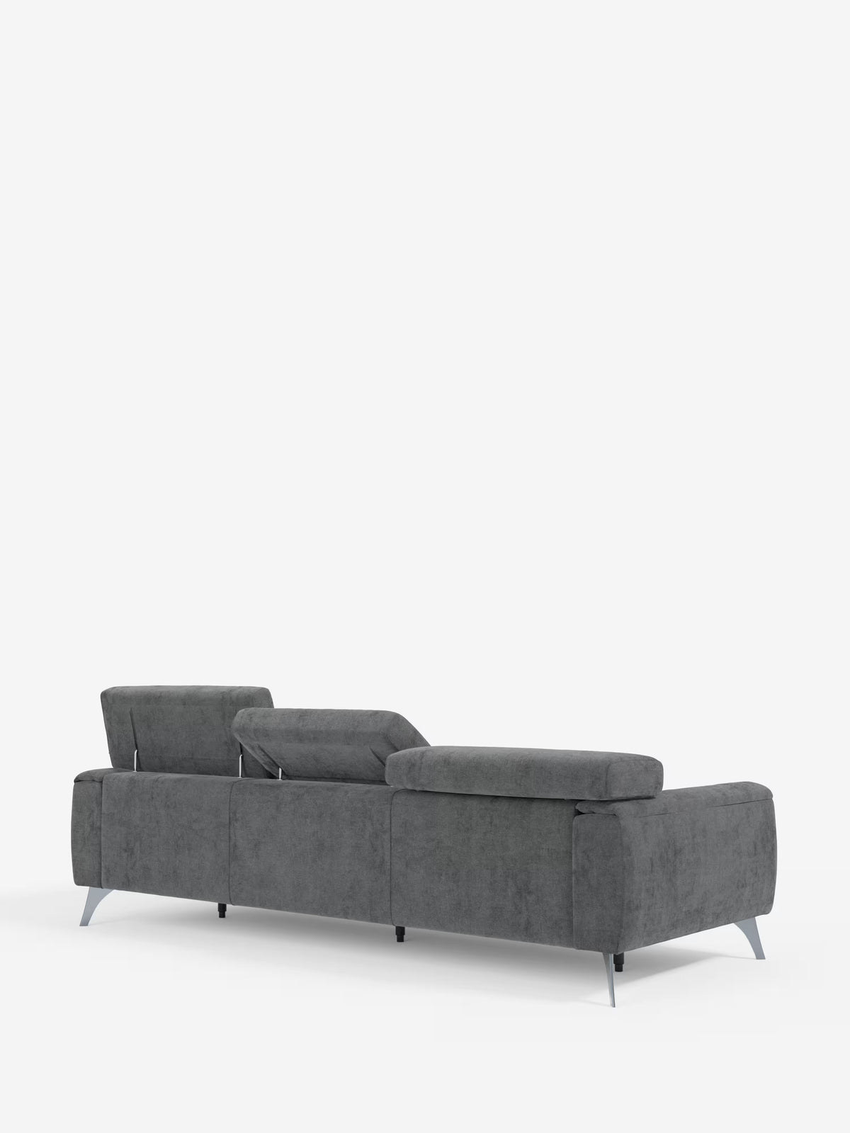 Un moderno divano Caravaggio a 4 posti con tre sedute scorrevoli e poggiatesta reclinabili, rivestito in tessuto smacchiabile T31 di Divani.Store, dal design elegante e minimalista, è ripreso da dietro su uno sfondo bianco. Dotato di gambe in metallo angolate, morbida imbottitura e una seduta spaziosa, rappresenta la scelta perfetta come divano moderno per ambienti contemporanei.