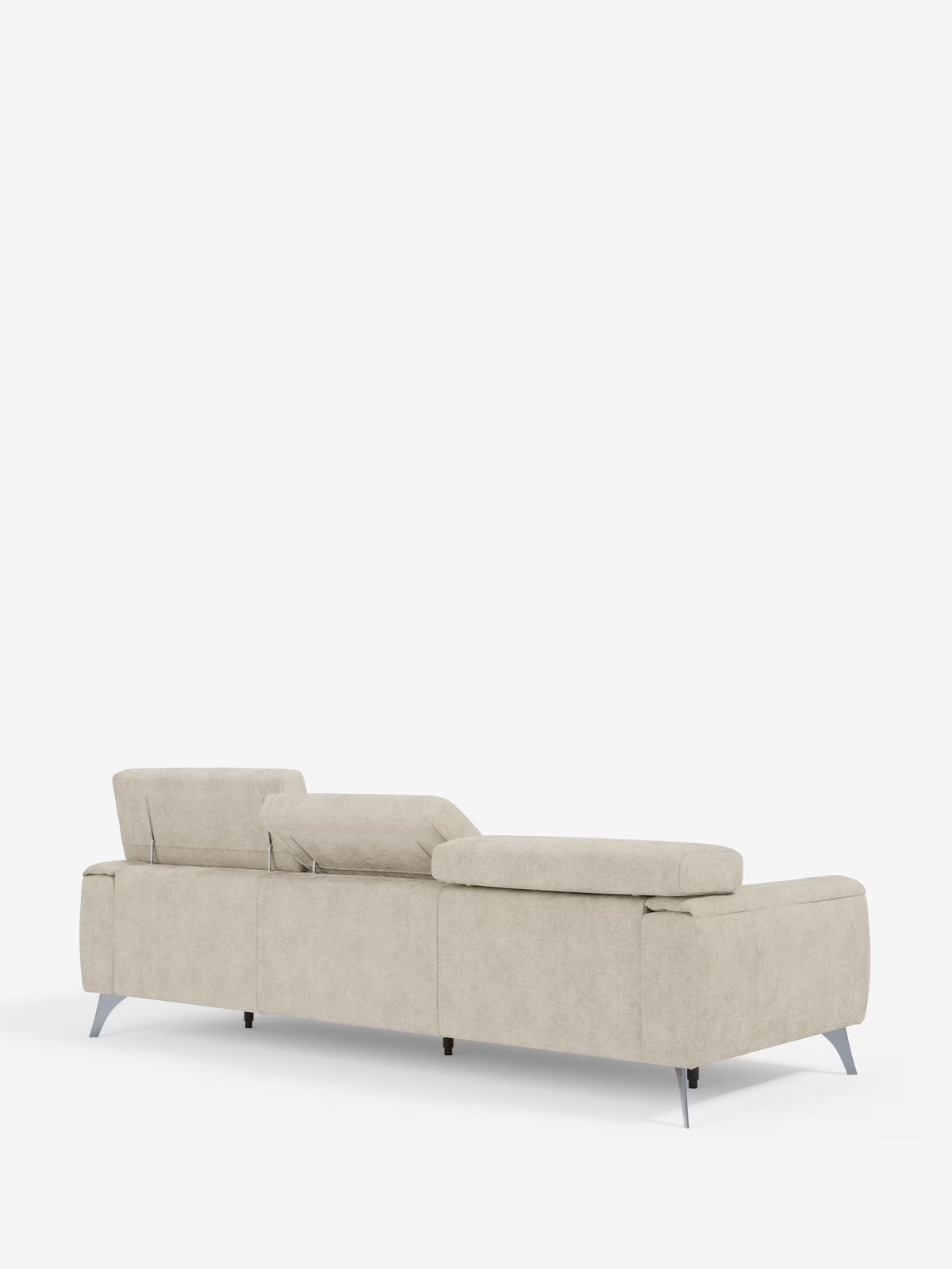 Un divano contemporaneo Caravaggio a 4 posti con tre sedute scorrevoli di Divani.Store, dotato di tre poggiatesta regolabili, gambe in metallo inclinate e un design minimalista in tessuto beige T31 di facile pulizia. Il divano moderno è raffigurato di retro su uno sfondo bianco a tinta unita.