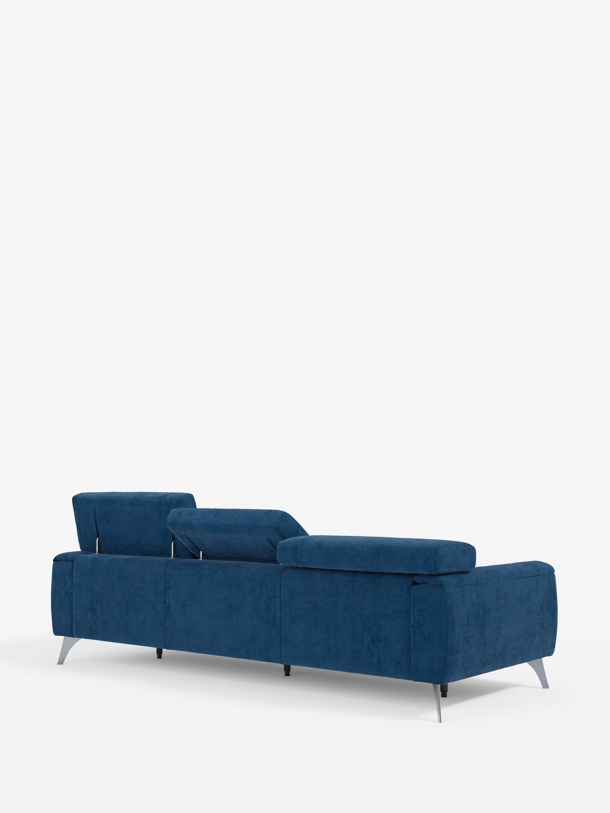 Un divano contemporaneo Caravaggio a 4 posti con tre sedute scorrevoli di Divani.Store, rivestito in tessuto T31 blu intenso e facile da pulire, con sottili gambe in metallo e un’elegante silhouette rettangolare, come si vede dal retro. Questo divano moderno è dotato di tre poggiatesta reclinabili che ne esaltano il design pulito. Incontrapposto a uno sfondo bianco a tinta unita, l’immagine mette in risalto l’elegante colore e lo stile sofisticato di questo divano moderno.