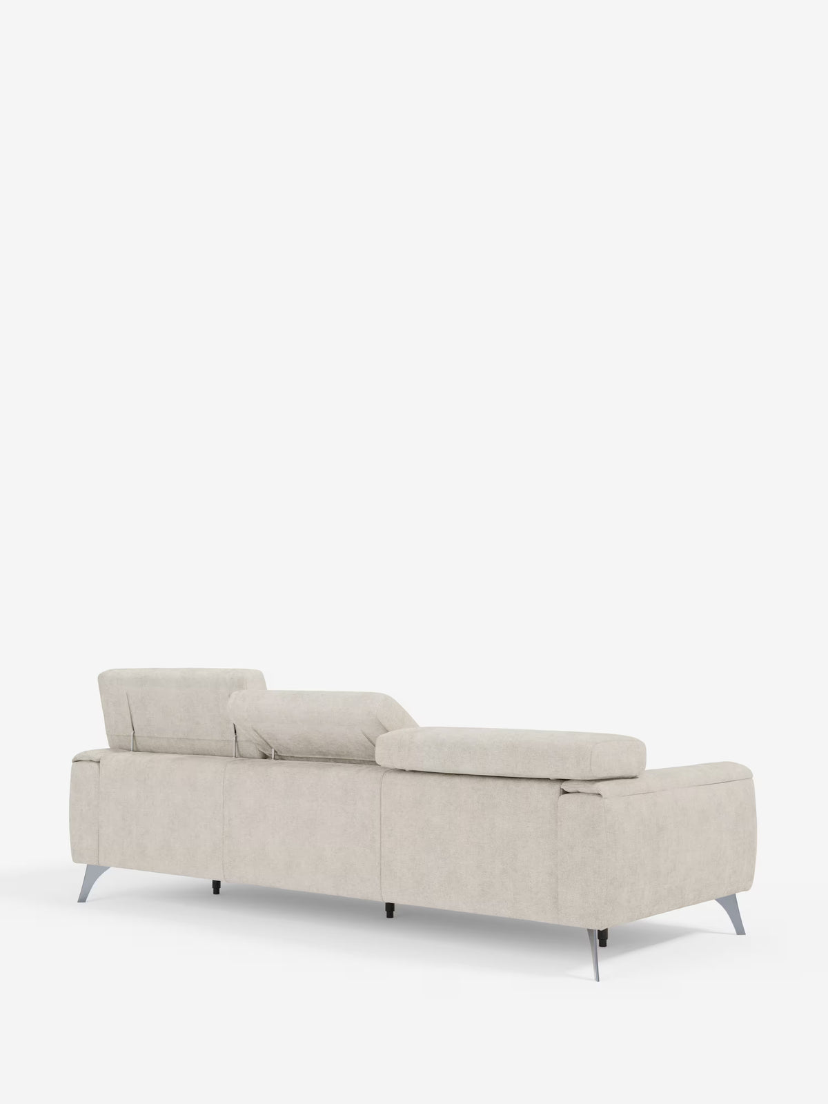 Un moderno divano Caravaggio a 4 posti con tre sedute scorrevoli, color beige chiaro, di Divani.Store, dotato di poggiatesta regolabili e sottili gambe metalliche, è raffigurato di schiena su uno sfondo bianco. Questo divano contemporaneo, rivestito in tessuto T31 resistente alle macchie, vanta un design minimalista dalle linee pulite e offre comode sedute per tre o quattro persone.