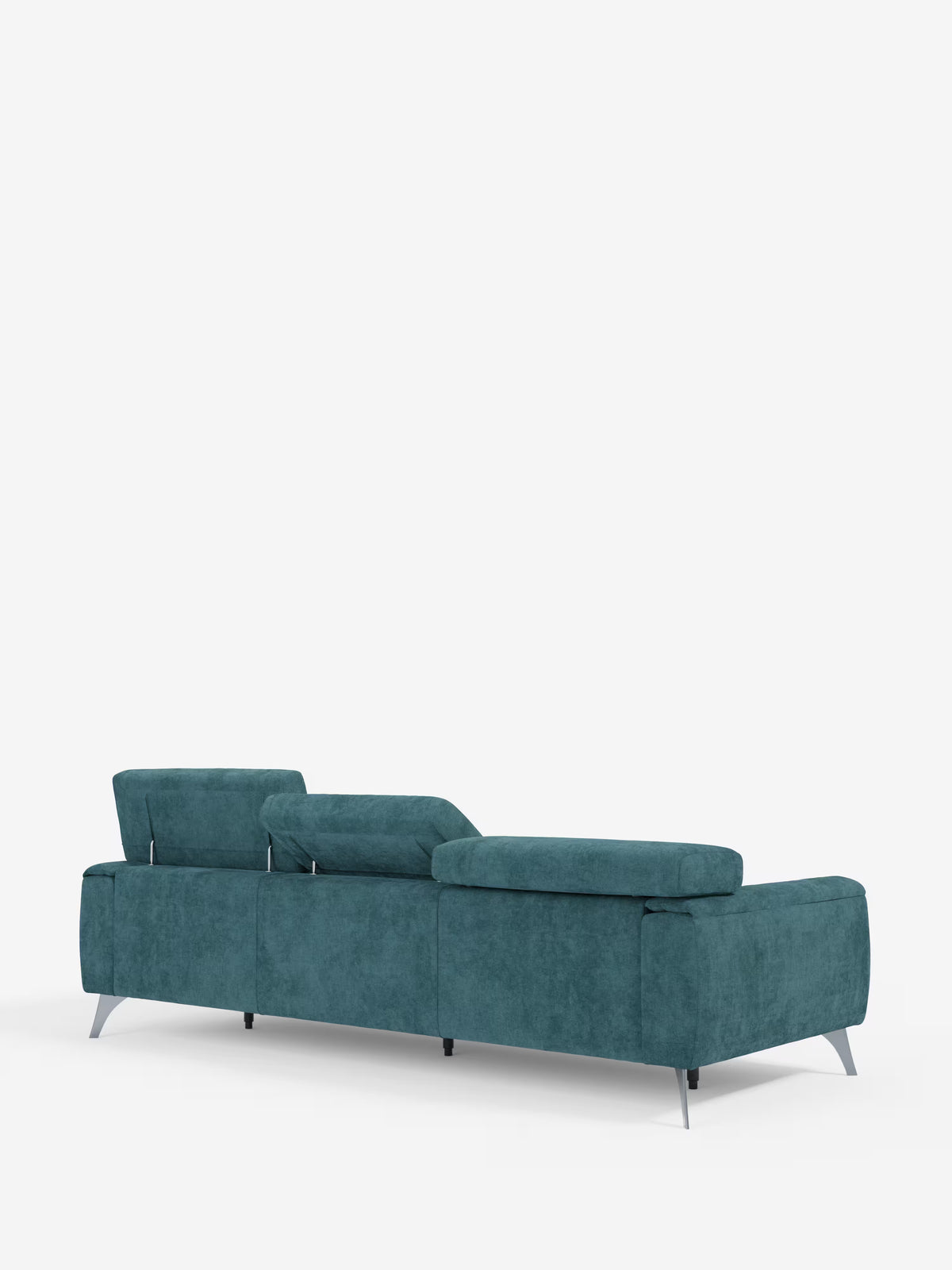 Il divano Caravaggio a 4 posti con tre sedute scorrevoli di Divani.Store è un divano moderno color verde acqua dotato di tre poggiatesta regolabili, gambe angolate in metallo e un design pulito e minimalista caratterizzato da eleganti sedute scorrevoli. È raffigurato di retro su uno sfondo bianco a tinta unita e rivestito in tessuto T31 facile da pulire.