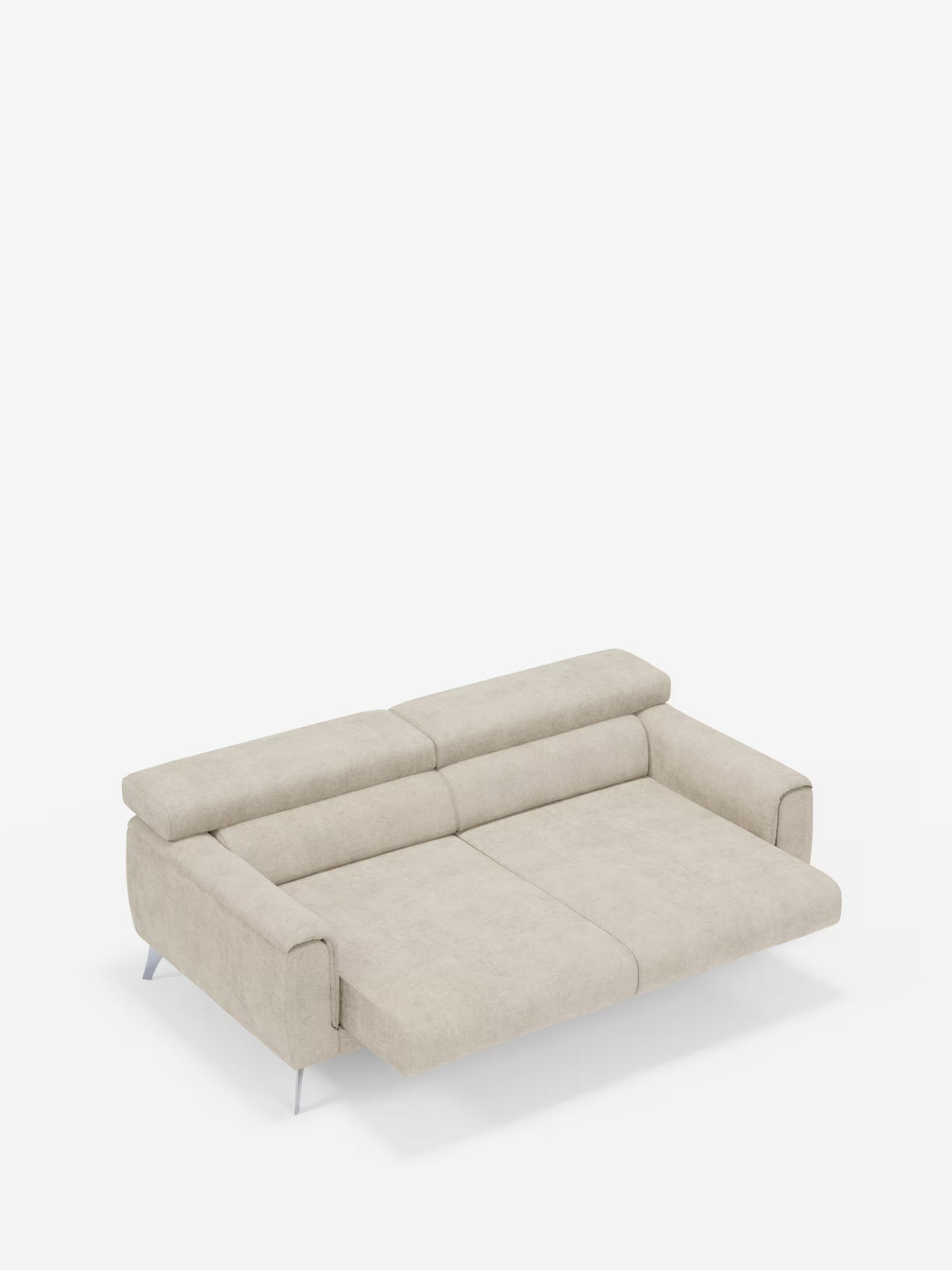 Il divano Caravaggio a 2 e 3 posti di Divani.Il modello, dotato di sedute allungabili, poggiatesta reclinabili e rivestito in elegante tessuto smacchiabile T31, è esposto nella versione letto con moderno rivestimento beige, braccioli bassi e larghi, schienale allungato e sottili gambe in metallo: una scelta ideale per qualsiasi soggiorno contemporaneo.