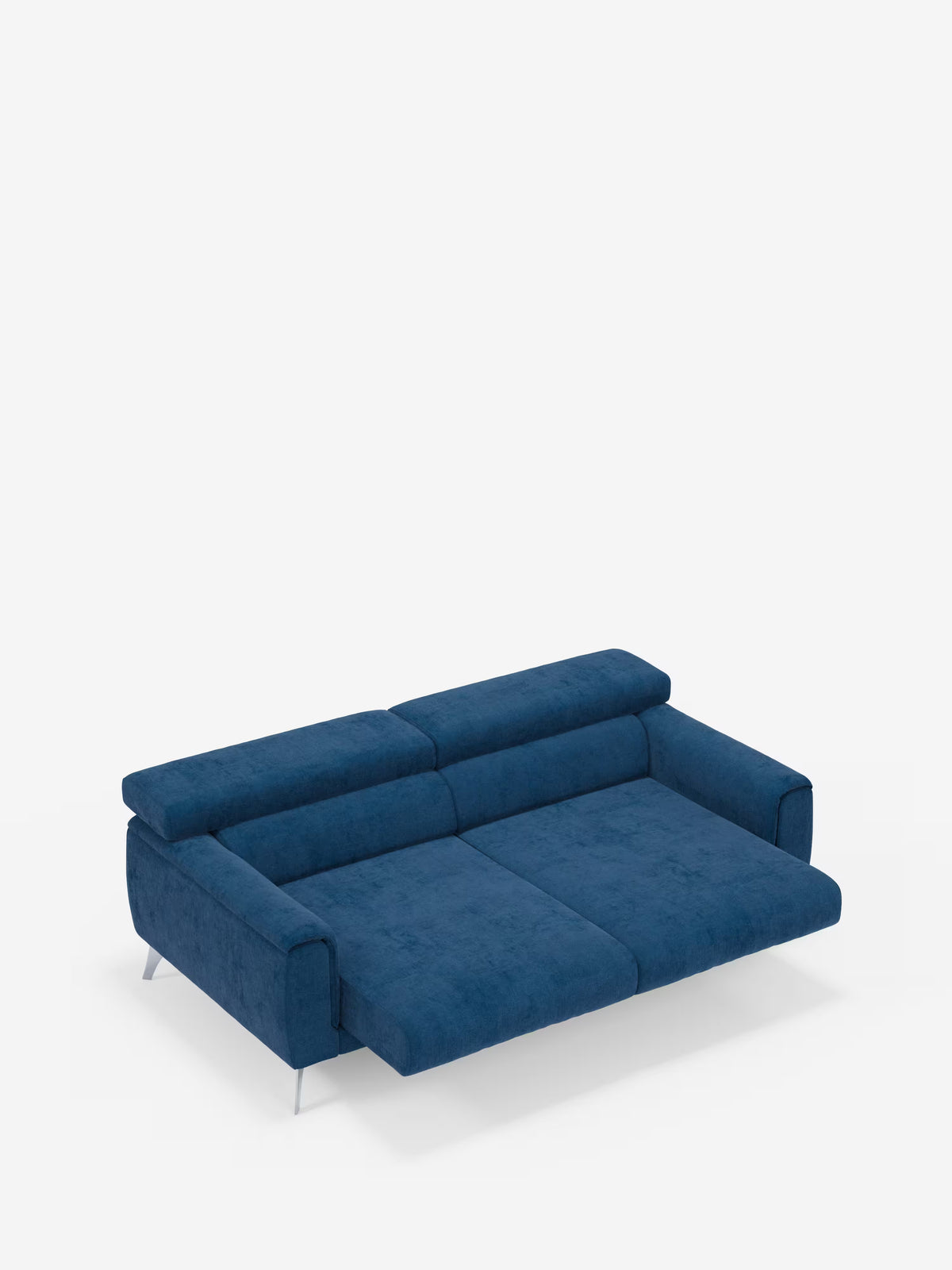 Un divano Caravaggio blu in stile contemporaneo a 2 e 3 posti di Divani.Store, rivestito in elegante tessuto T31 antimacchia, caratterizzato da braccioli bassi, poggiatesta reclinabili, sedute estensibili e sottili gambe in metallo argentato, qui raffigurato nella posizione da letto estesa su uno sfondo bianco a tinta unita.