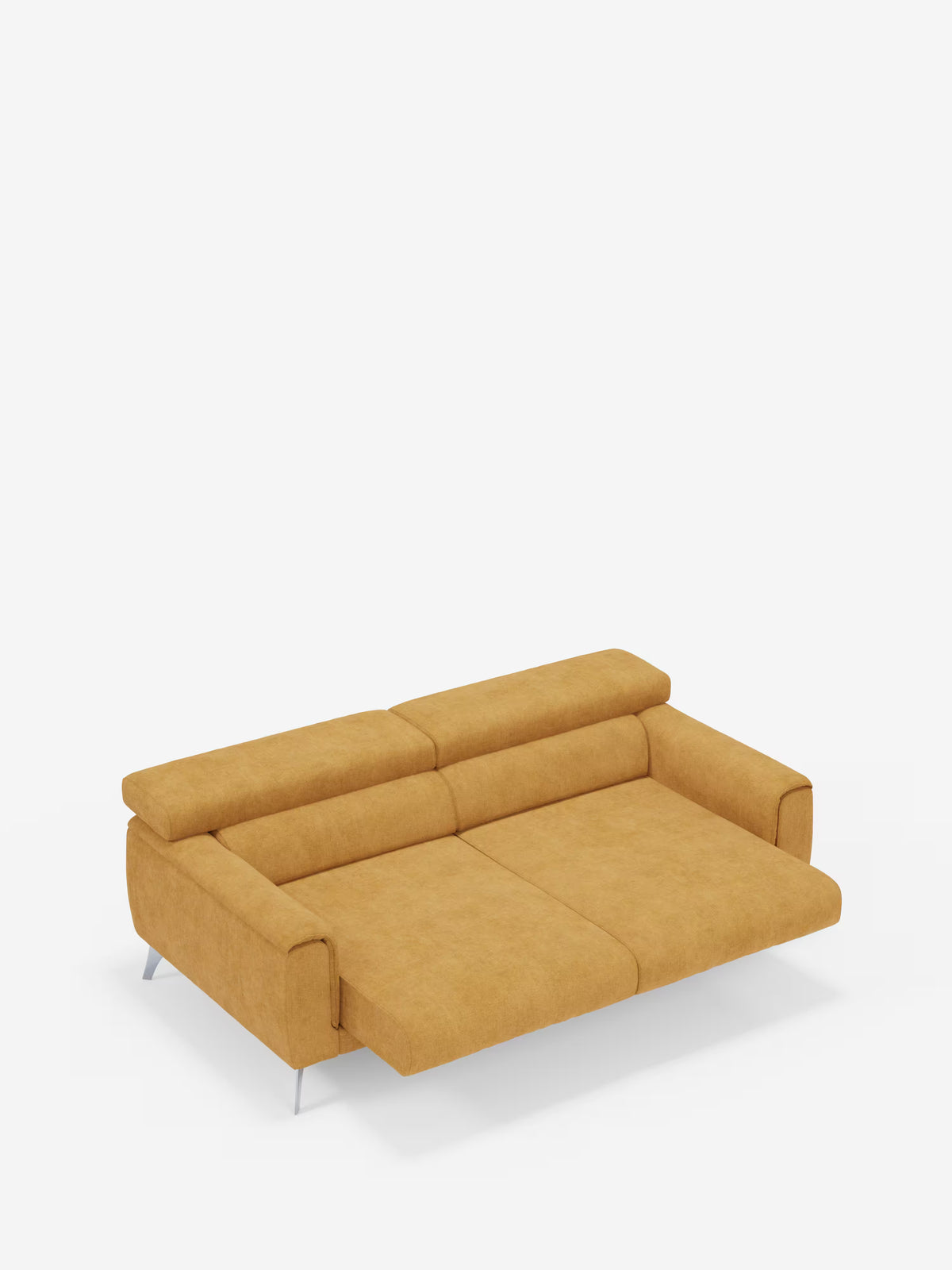 Un divano Caravaggio a 2 e 3 posti color giallo senape con sedute allungabili e poggiatesta reclinabili, rivestito in elegante tessuto smacchiabile T31 di Divani.Store, caratterizzato da cuscini rettangolari, ampi braccioli, gambe angolate color argento e un'ampia superficie piana per dormire. Il divano è ripreso su uno sfondo bianco a tinta unita da un'angolazione leggermente rialzata, che ne mette in risalto la configurazione da letto con seduta allungabile.