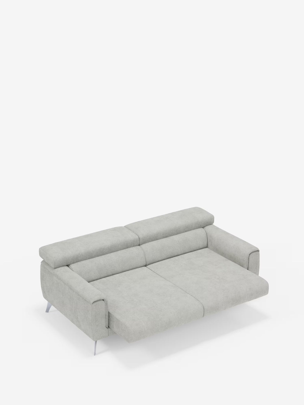 Un divano Caravaggio grigio chiaro a 2 e 3 posti con sedute allungabili e poggiatesta reclinabili di Divani.Store, rivestito in elegante tessuto T31 resistente alle macchie, è esposto in posizione letto allungata con ampi braccioli e schienale basso su gambe corte e angolate in metallo. Lo sfondo è bianco a tinta unita.