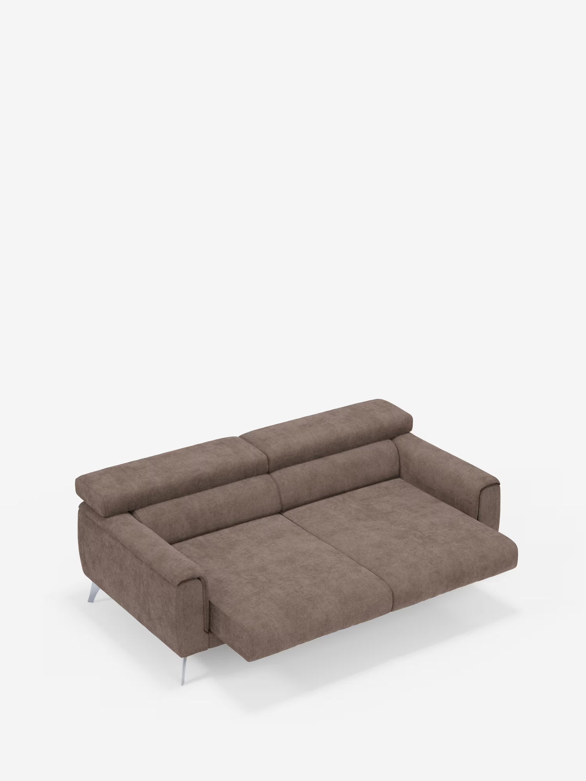 Un moderno divano Caravaggio a 2 e 3 posti con sedute allungabili e poggiatesta reclinabili di Divani.Store, rivestito in elegante tessuto T31 antimacchia, che, una volta completamente esteso, offre una superficie piana su cui dormire. Questo divano di grande stile presenta uno schienale basso, ampi braccioli e raffinate gambe in metallo, il tutto su uno sfondo bianco a tinta unita.