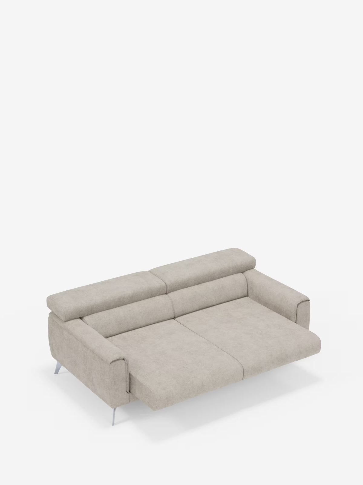 Un divano Caravaggio moderno, color beige chiaro, di Divani.Store, disponibile nella versione a 2 o 3 posti con sedute allungabili e poggiatesta reclinabili, rivestito in elegante tessuto T31 resistente alle macchie. Questo divano contemporaneo è caratterizzato da gambe corte in metallo, braccioli larghi e uno schienale basso. Nell’immagine è raffigurato completamente esteso, a formare una superficie piana su cui dormire, su uno sfondo bianco a tinta unita.