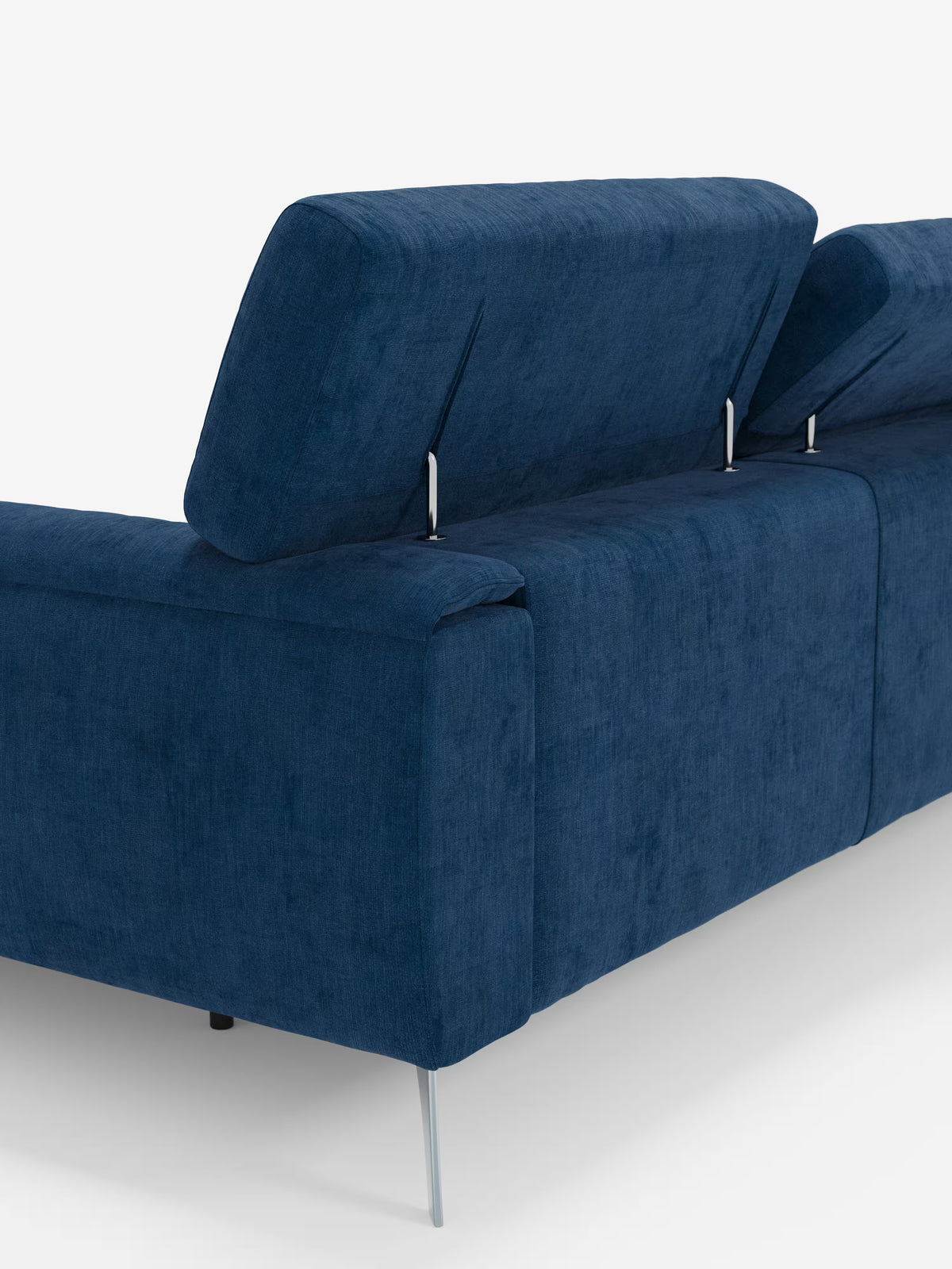 Un primo piano del divano angolare Caravaggio con penisola e sedute scorrevoli in tessuto smacchiabile T31 di Divani.Store, caratterizzato da un rivestimento blu in stile contemporaneo, poggiatesta regolabili e sottili gambe in metallo argentato su sfondo bianco. Il tessuto morbido e antimacchia e le linee pulite ne sottolineano il design moderno, valorizzato alla perfezione dalle sedute scorrevoli che garantiscono un comfort personalizzabile.
