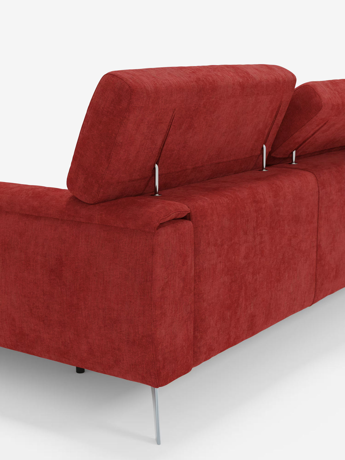 Un primo piano del divano angolare con penisola e sedute scorrevoli in tessuto smacchiabile T31 di Divani.Store, modello Caravaggio, mette in risalto un moderno divano in tessuto rosso con poggiatesta regolabili e sottili gambe in metallo, su uno sfondo bianco. La morbida consistenza del divano e le linee pulite e dritte ne sottolineano il design contemporaneo. Questo elemento d’arredo versatile è dotato di sedute scorrevoli e di una spaziosa chaise longue, che offrono un comfort e un’adattabilità