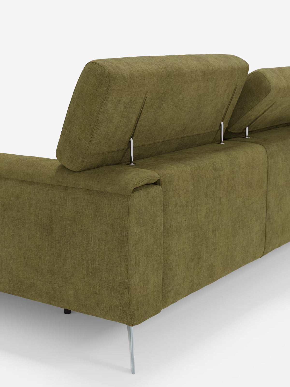 Primo piano del divano angolare Caravaggio con penisola e sedute scorrevoli in tessuto smacchiabile T31 di Divani.Store, caratterizzato da un moderno tessuto verde oliva, poggiatesta regolabili, cuscini dal design elegante e sottili gambe in metallo, il tutto su uno sfondo bianco a tinta unita.