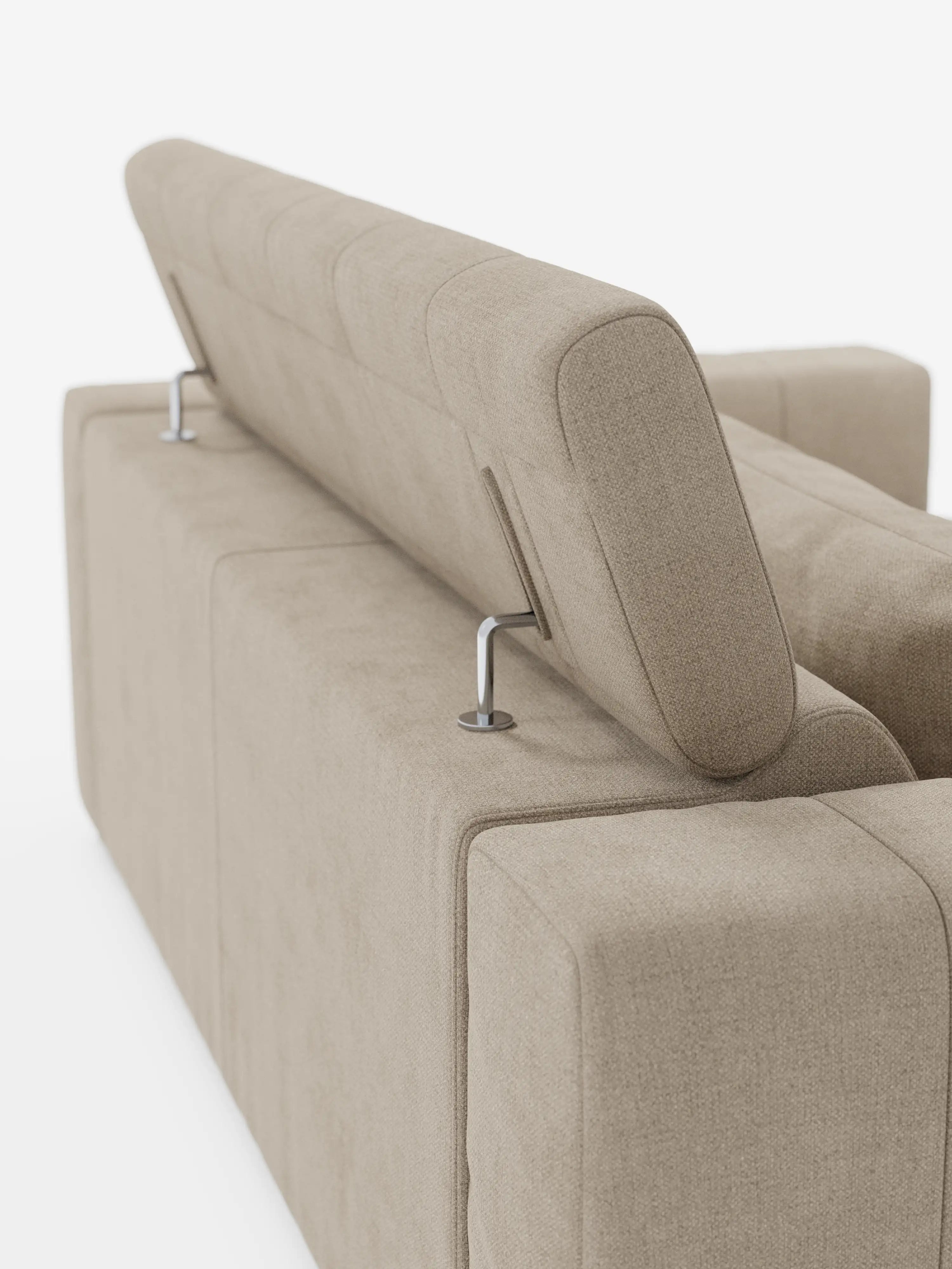 Il divano a 3 posti Doric di Divani.Store è ripreso di retro su uno sfondo bianco liscio, mettendo in risalto il suo design contemporaneo in tessuto T23 beige antimacchia. Il poggiatesta sinistro rimane in posizione verticale mentre quello destro è reclinato; entrambi sono sostenuti da eleganti aste metalliche che ne sottolineano la regolabilità, mettendo in evidenza la versatilità del modello grazie al sistema «relax elettrico» e ai poggiatesta reclinabili.