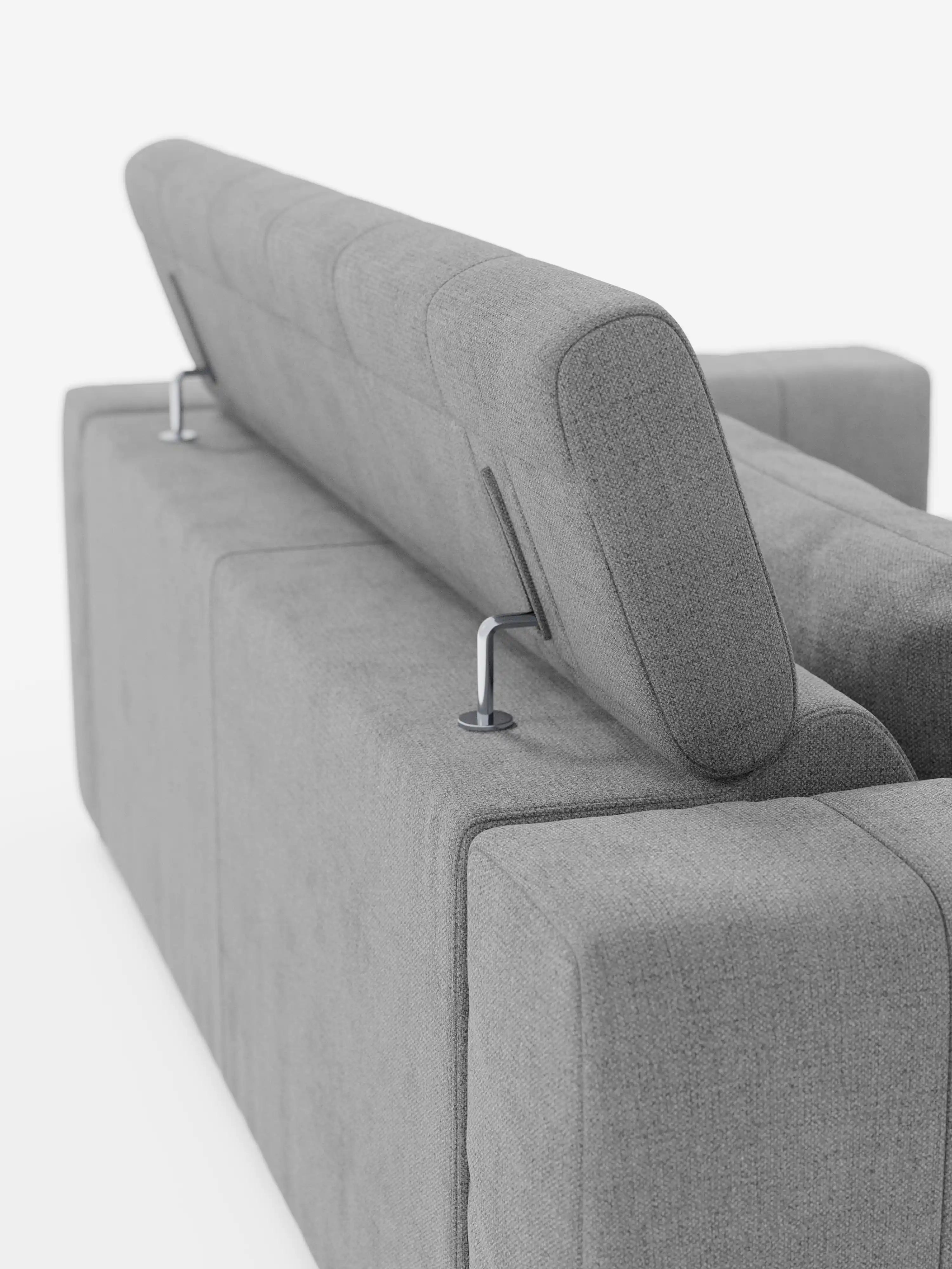 Il divano a 3 posti Doric di Divani.Store è raffigurato nella vista posteriore, che ne mette in risalto il rivestimento T23 grigio e antimacchia e i poggiatesta regolabili su supporti in metallo. Le linee pulite e il design minimalista risaltano sullo sfondo bianco, mentre l’estetica moderna del divano è completata dai sedili reclinabili elettricamente, che garantiscono un comfort ancora maggiore.