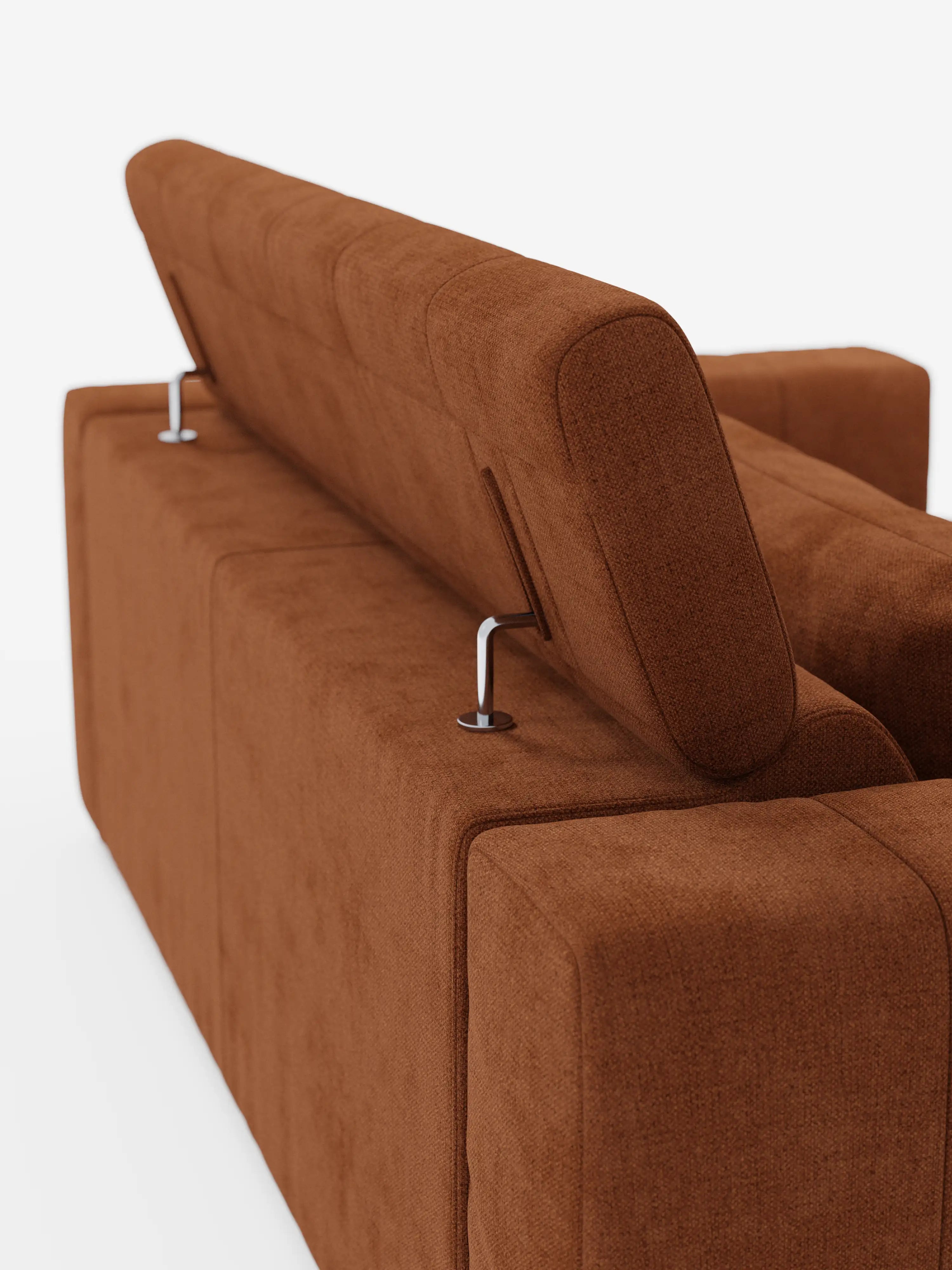 Ecco la frase modificata utilizzando i dati del prodotto: Un primo piano del divano Doric a 3 posti con sedute allungabili tramite relax elettrico di Divani.Store, visto da dietro. Il poggiatesta parzialmente sollevato e reclinabile — sostenuto da eleganti staffe metalliche — ne sottolinea la regolabilità, distinguendo questo modello come un vero e proprio divano relax elettrico. Le linee pulite e squadrate e l’imbottitura morbida in tessuto smacchiabile T23 risaltano sullo sfondo bianco.