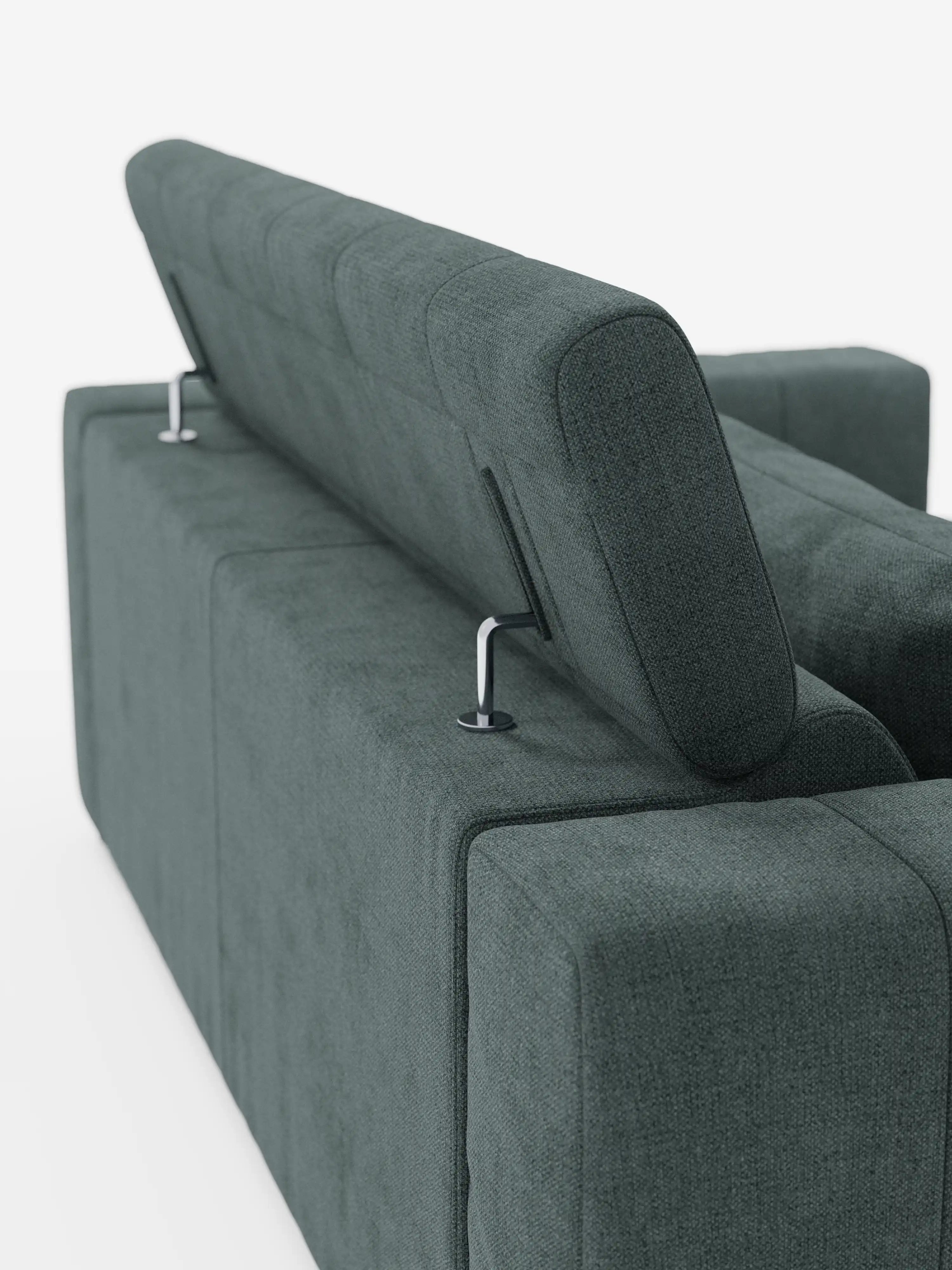 Un primo piano del divano a 3 posti Doric di Divani.Store ne mette in risalto il design moderno in verde scuro, caratterizzato da poggiatesta regolabili su eleganti supporti in metallo e sedute estensibili grazie a meccanismi di relax elettrici. Ripreso da dietro e di lato su uno sfondo bianco a tinta unita, questo elegante divano sfoderabile in tessuto T23 antimacchia unisce un fascino contemporaneo a un comfort pratico.