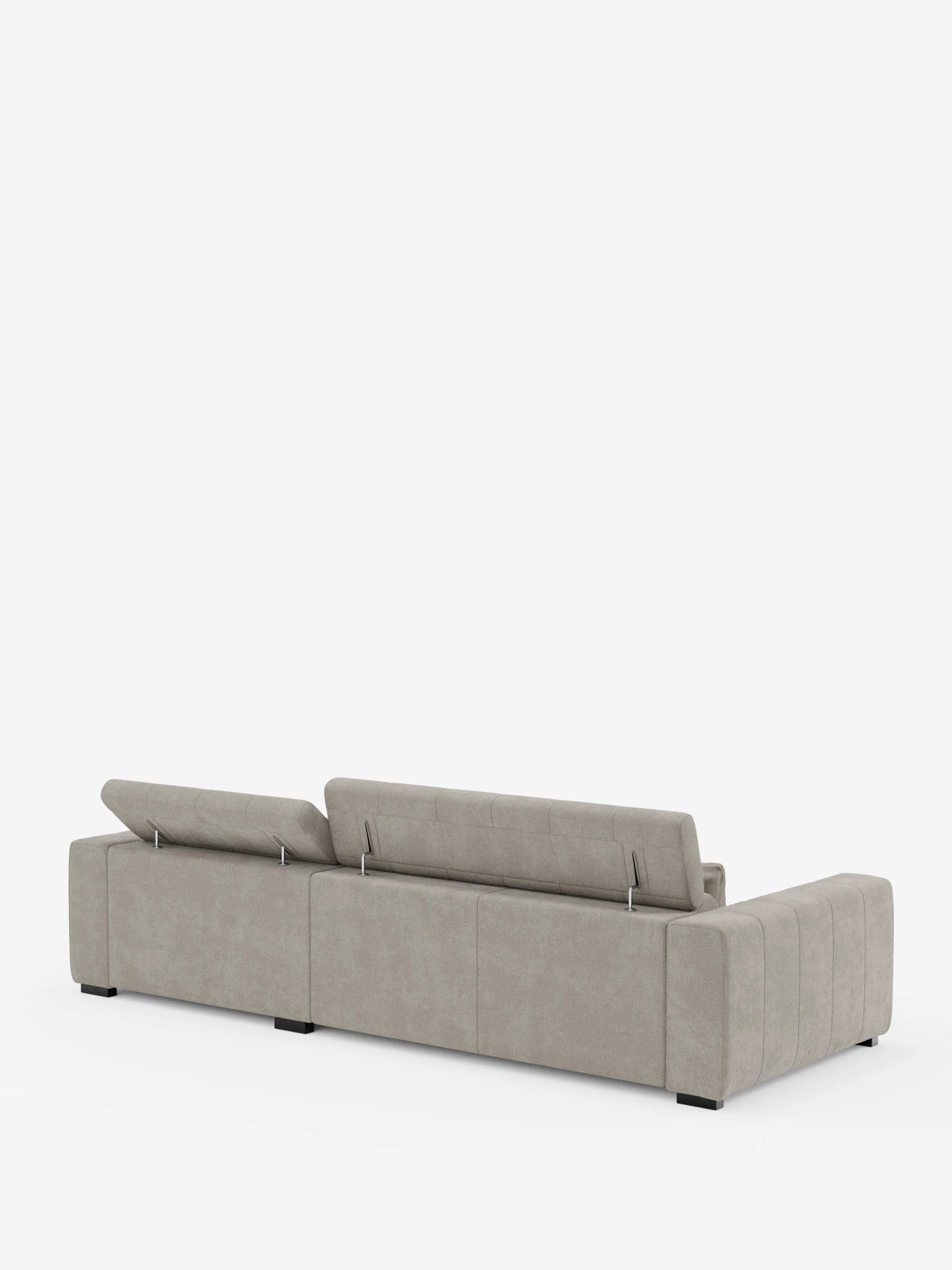 Il divano angolare Doric con penisola e sedute allungabili con funzione relax elettrica di Divani.Store è raffigurato di retro in un moderno tessuto T23 grigio chiaro resistente alle macchie. Due dei poggiatesta reclinabili sono parzialmente sollevati, mentre gli ampi braccioli imbottiti offrono un comfort aggiuntivo. Questo elegante divano poggia su corte gambe nere su uno sfondo bianco a tinta unita.