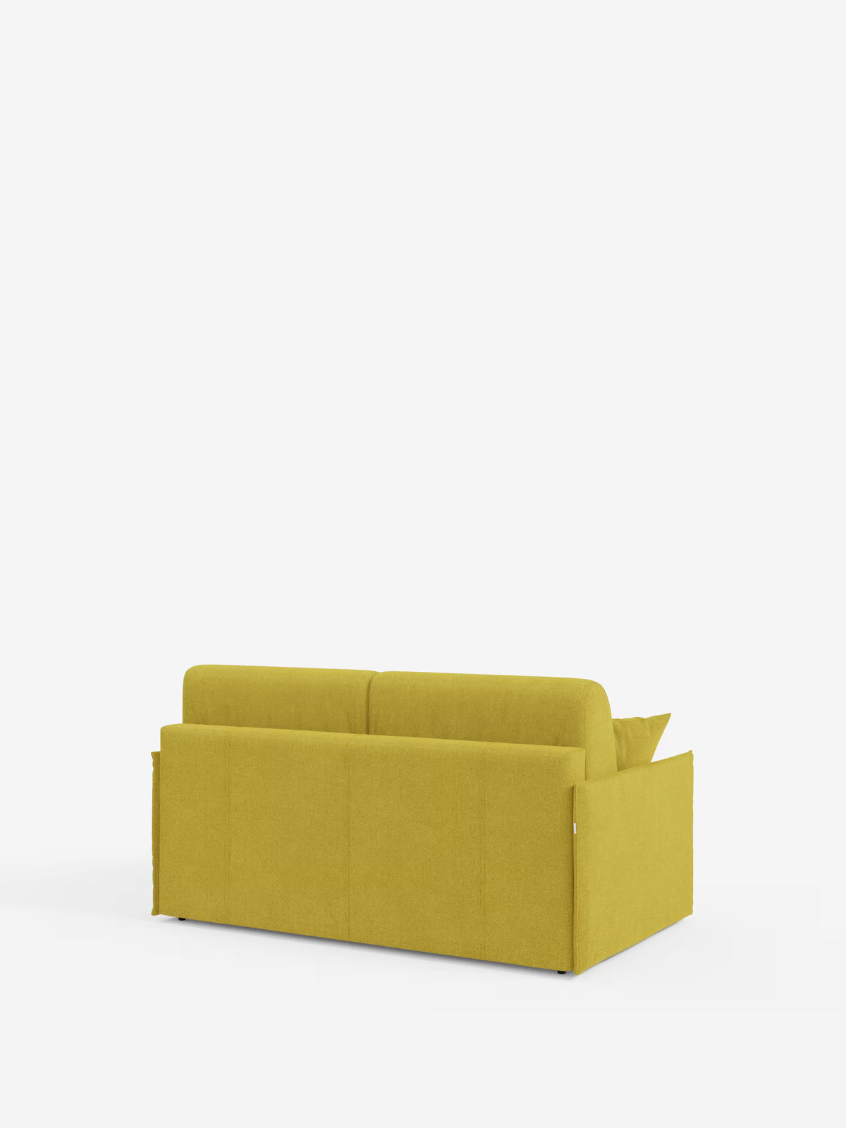Il divano letto matrimoniale sfoderabile Evans di Divani.Store è ripreso di retro su uno sfondo bianco a tinta unita. Realizzato in tessuto giallo senape (tessuto smacchiabile T23), questo divano moderno presenta un design compatto e squadrato caratterizzato da linee rette, braccioli bassi e due cuscini dello schienale. Un unico cuscino è appoggiato sul lato destro. Con il suo profilo slanciato e il vano porta-cuscini integrato, questa soluzione salvaspazio ottimizza i posti a sedere per i salotti più