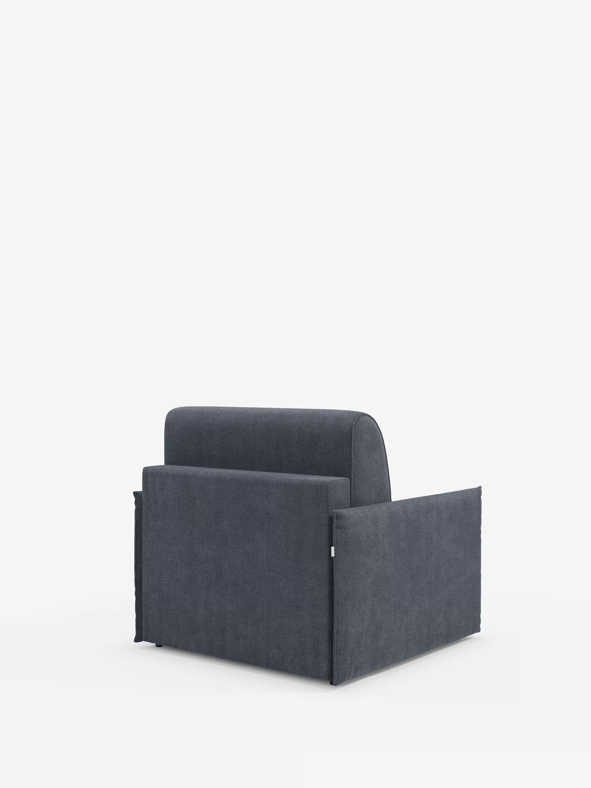Una poltrona letto compatta Evans di colore grigio scuro con materasso, disponibile su Divani.Store, rivestita in tessuto T23 sfoderabile e resistente alle macchie, caratterizzata da cuscini spessi e fianchi alti. Ritraetta in una vista posteriore obliqua su uno sfondo bianco a tinta unita, il design squadrato e moderno della poltrona, caratterizzato da linee pulite e dall’assenza di gambe visibili, conferisce un aspetto compatto e robusto, rendendola una poltrona letto singola salvaspazio ideale per