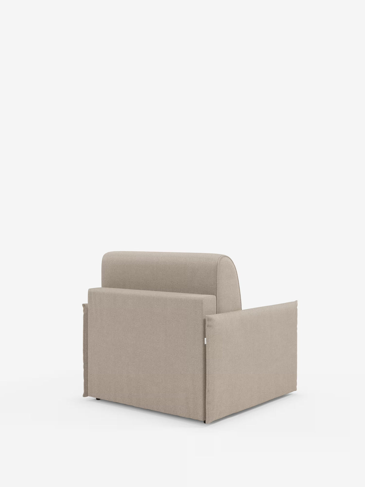 Su uno sfondo bianco a tinta unita spicca la poltrona letto compatta con materasso Evans di Divani.Store: una poltrona a due posti minimalista color beige, caratterizzata da braccioli squadrati e schienale dritto. Progettata pensando al risparmio di spazio, la sua tappezzeria ben aderente in tessuto T23 smacchiabile presenta un aspetto liscio, con cuciture discrete lungo i lati e la base. Non sono presenti altri mobili o oggetti.