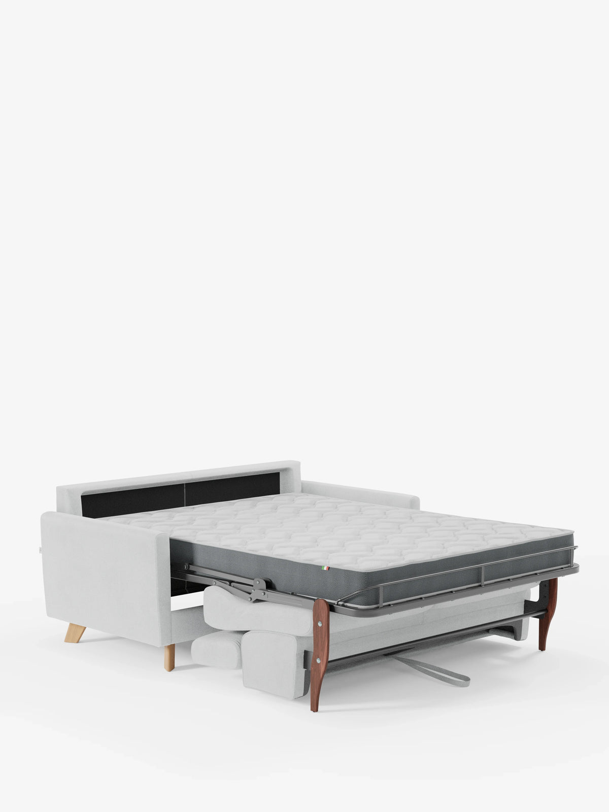 Un divano letto Francy grigio chiaro con poggiatesta regolabili di Divani.Store, rivestito al 100% con tessuto T30 elegante e resistente alle macchie, è dotato di un materasso queen size estraibile, gambe anteriori in legno e uno schienale nero che gli conferiscono un look moderno. Il materasso a vista presenta robuste barre di sostegno e una struttura ripiegabile nella parte inferiore. Ideale sia come divano a 2 che a 3 posti, risalta sullo sfondo bianco liscio.