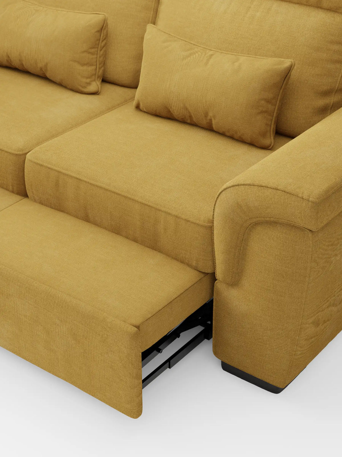 Vista dall'alto di un divano Ischia a 3 posti color giallo senape con pouf estraibile e schienali scorrevoli in tessuto misto lino lavabile, dotato di poggiapiedi estraibile sul lato sinistro e di due cuscini decorativi rettangolari coordinati.