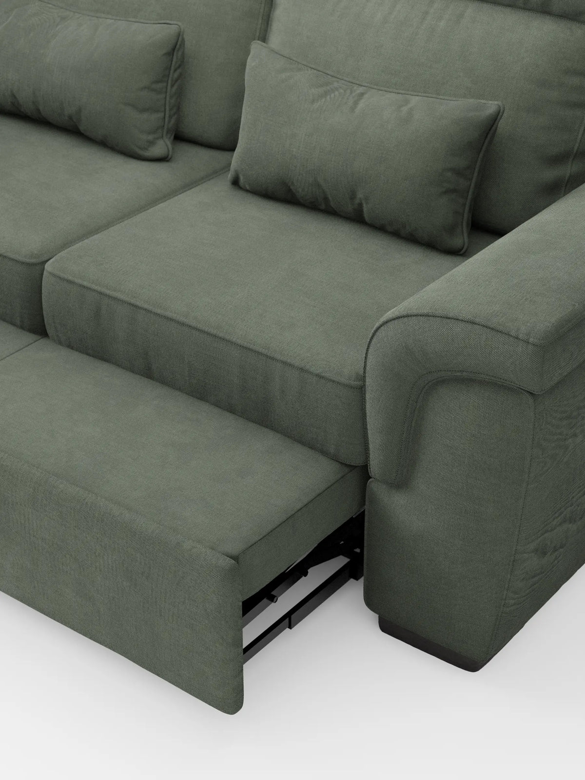 Divano a 3 posti “Ischia” color verde salvia con pouf estraibile e schienali scorrevoli in tessuto misto lino antimacchia, caratterizzato da cuscini di seduta spessi, due cuscini rettangolari per lo schienale, braccioli ricurvi e un poggiapiedi estraibile su sfondo bianco.