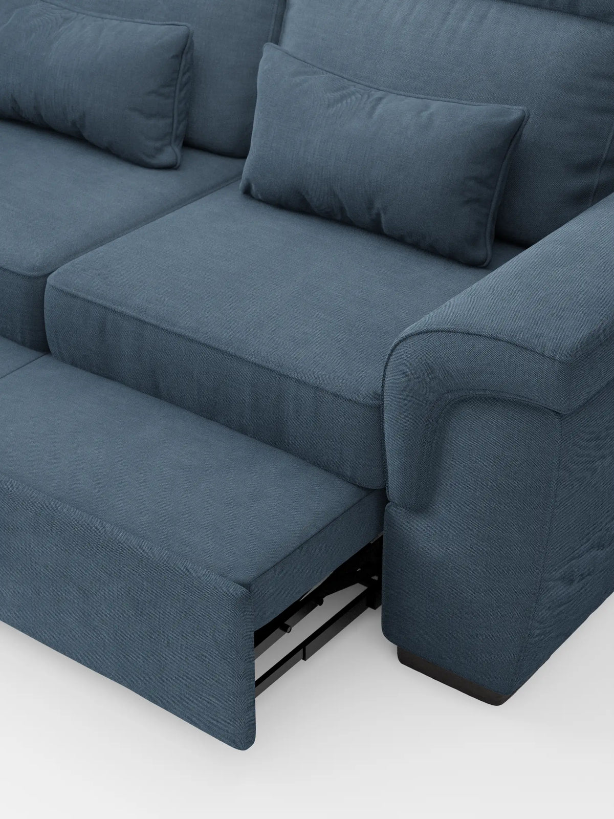 Il divano Ischia a tre posti con pouf estraibile e schienali traslanti in tessuto misto lino smacchiabile è un divano blu dalla trama particolare, dotato di un pouf estraibile, cuscini di seduta spessi e cuscini rettangolari per lo schienale.